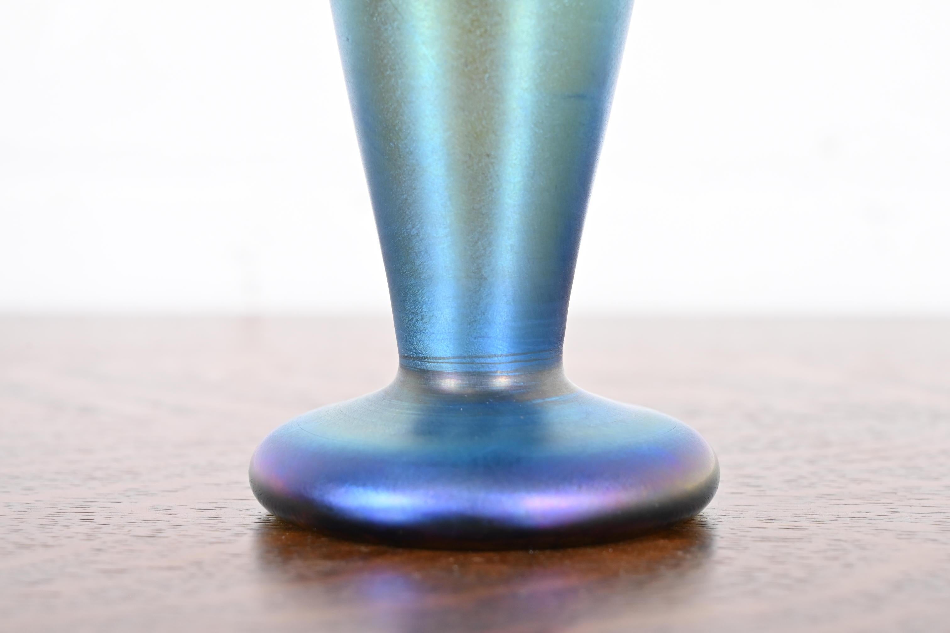Vase en verre d'art irisé de Quezal Arts & Craft en vente 1