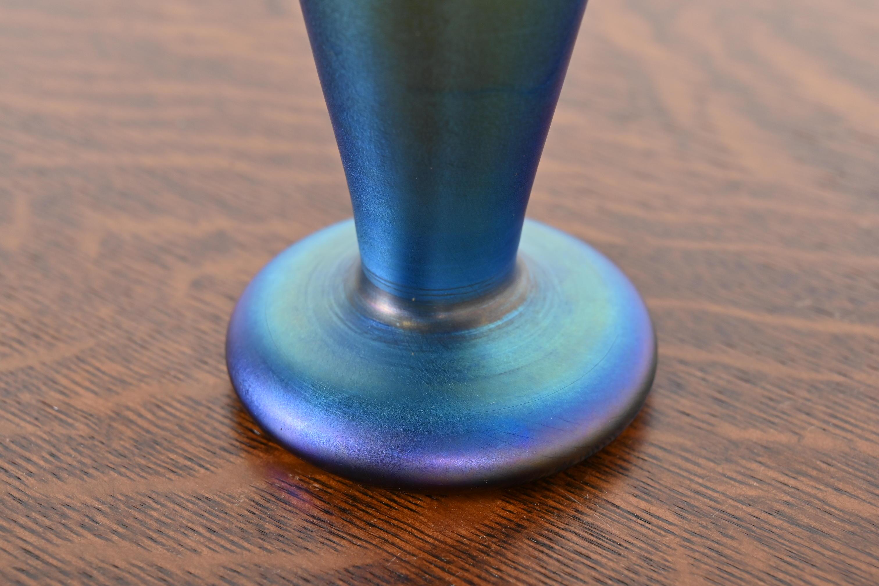 Vase en verre d'art irisé de Quezal Arts & Craft en vente 2