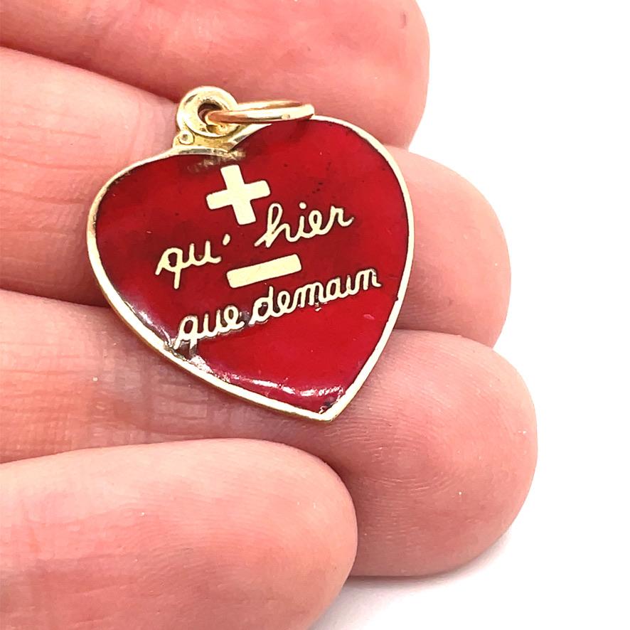 Qu'Hier Que Demain Herz-Emaille-Gold-Anhänger im Zustand „Gut“ in New York, NY