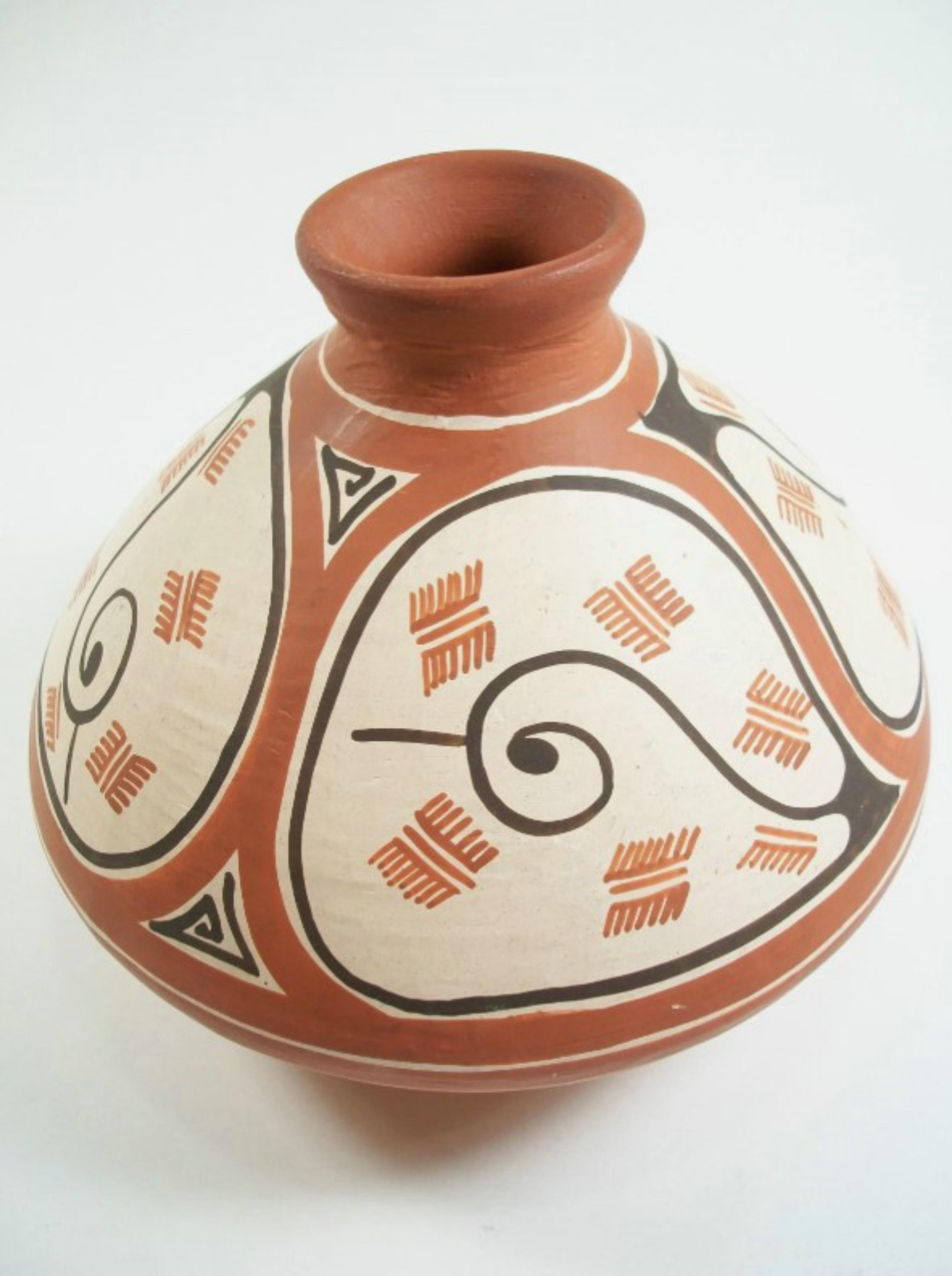 Maceta vintage de terracota de arte popular Quibor Lara - diseño de tres colores policromado pintado a mano - sin firmar - Venezuela - finales del siglo XX.

Excelente estado vintage - sin grietas - sin astillas - superficie no esmaltada con