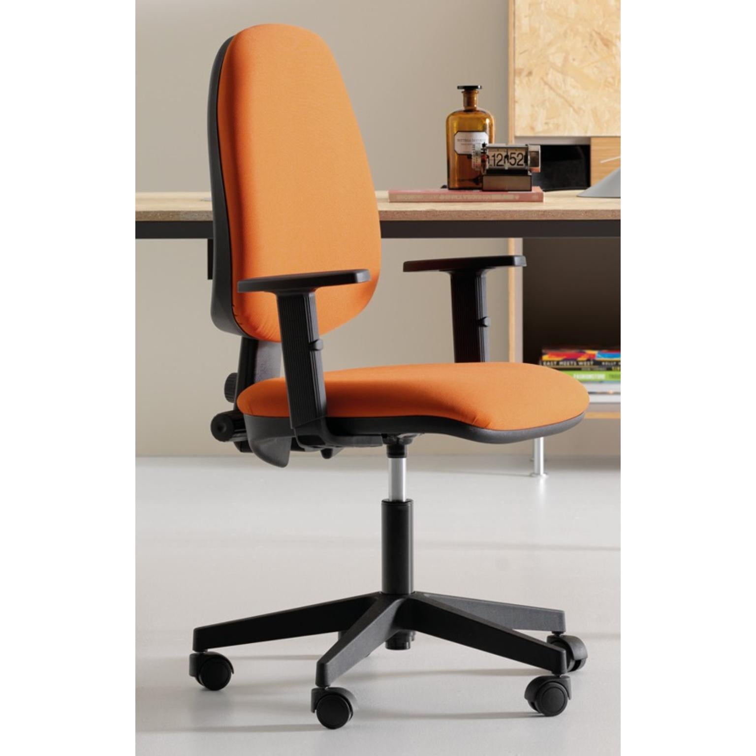 Postmoderne Quick Operative Chaise de bureau rembourrée avec accoudoirs par Quinti Sedute en vente