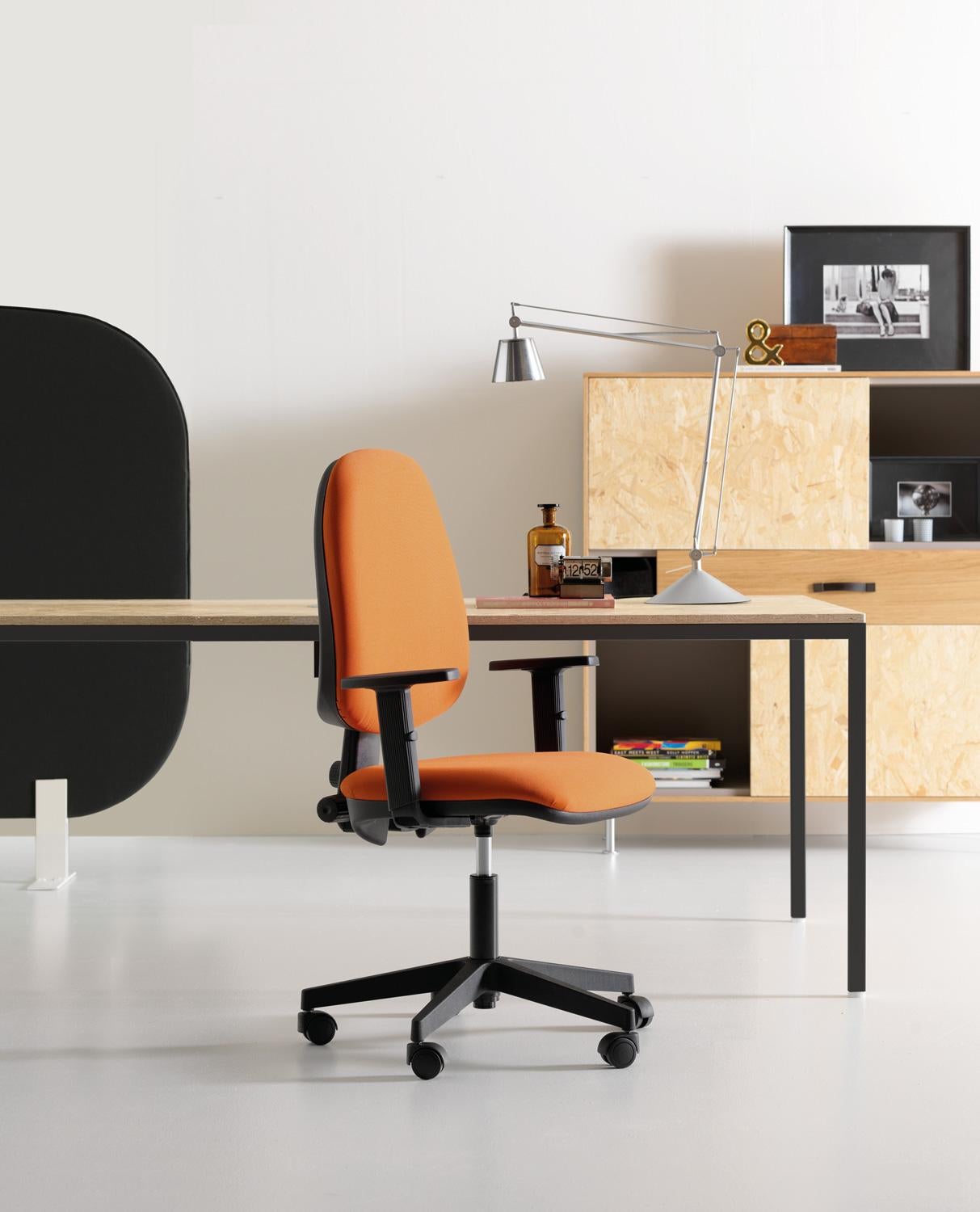 Autre Quick Operative Chaise de bureau rembourrée avec accoudoirs par Quinti Sedute en vente