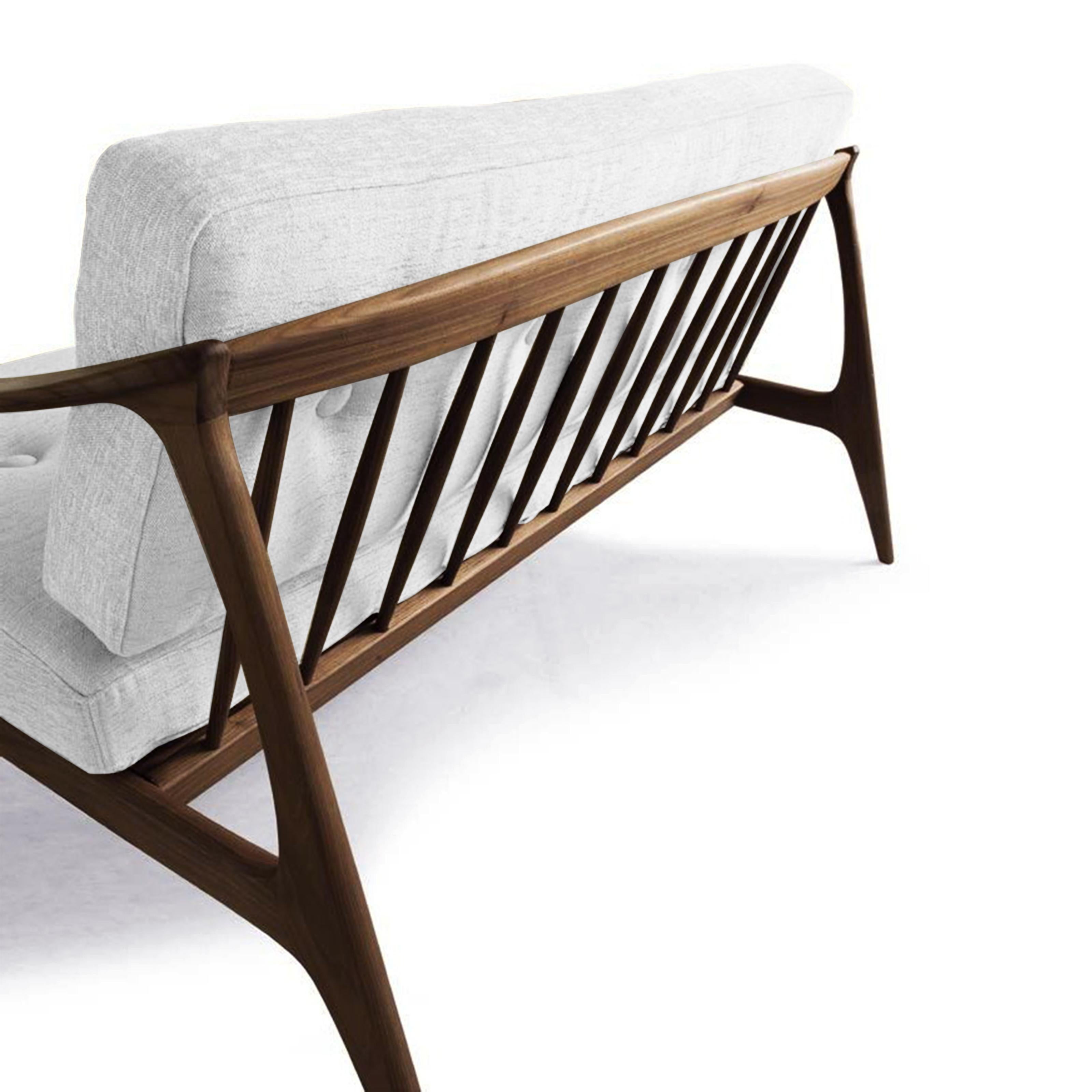 Divano Quiete di Dale Italia
Dimensioni: P 85 x L 130 x H 77 cm.
Materiali: Noce e imbottitura.

Sedia a dondolo in massello di noce canaletto. Disponibile in due finiture: noce naturale e grigio. Su richiesta sono disponibili diversi materiali di