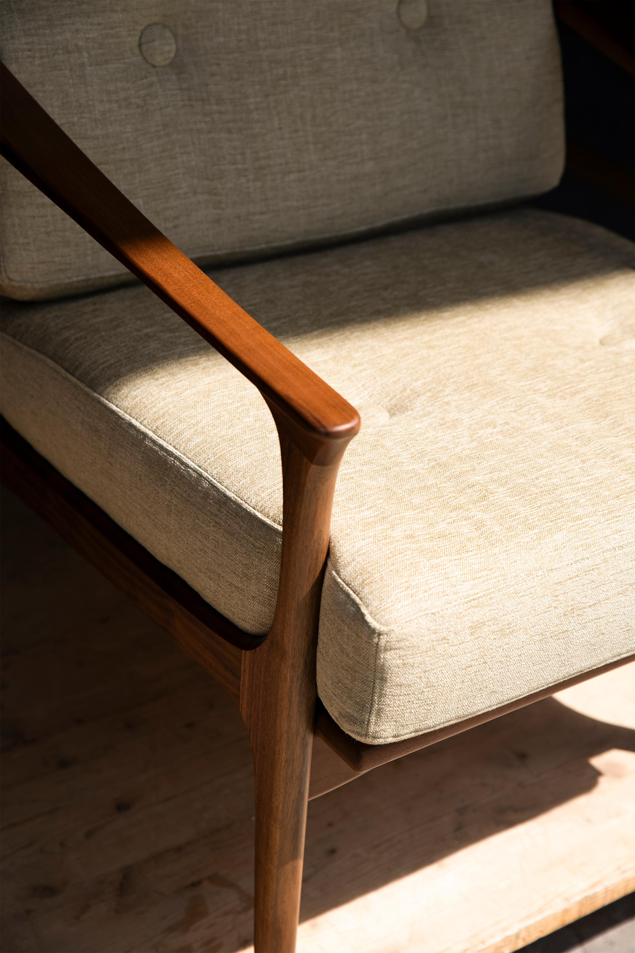 Quiete Solid Wood Armchair, Walnut Hand-Made Natural Grey Finish, Contemporary In New Condition For Sale In Cadeglioppi de Oppeano, VR