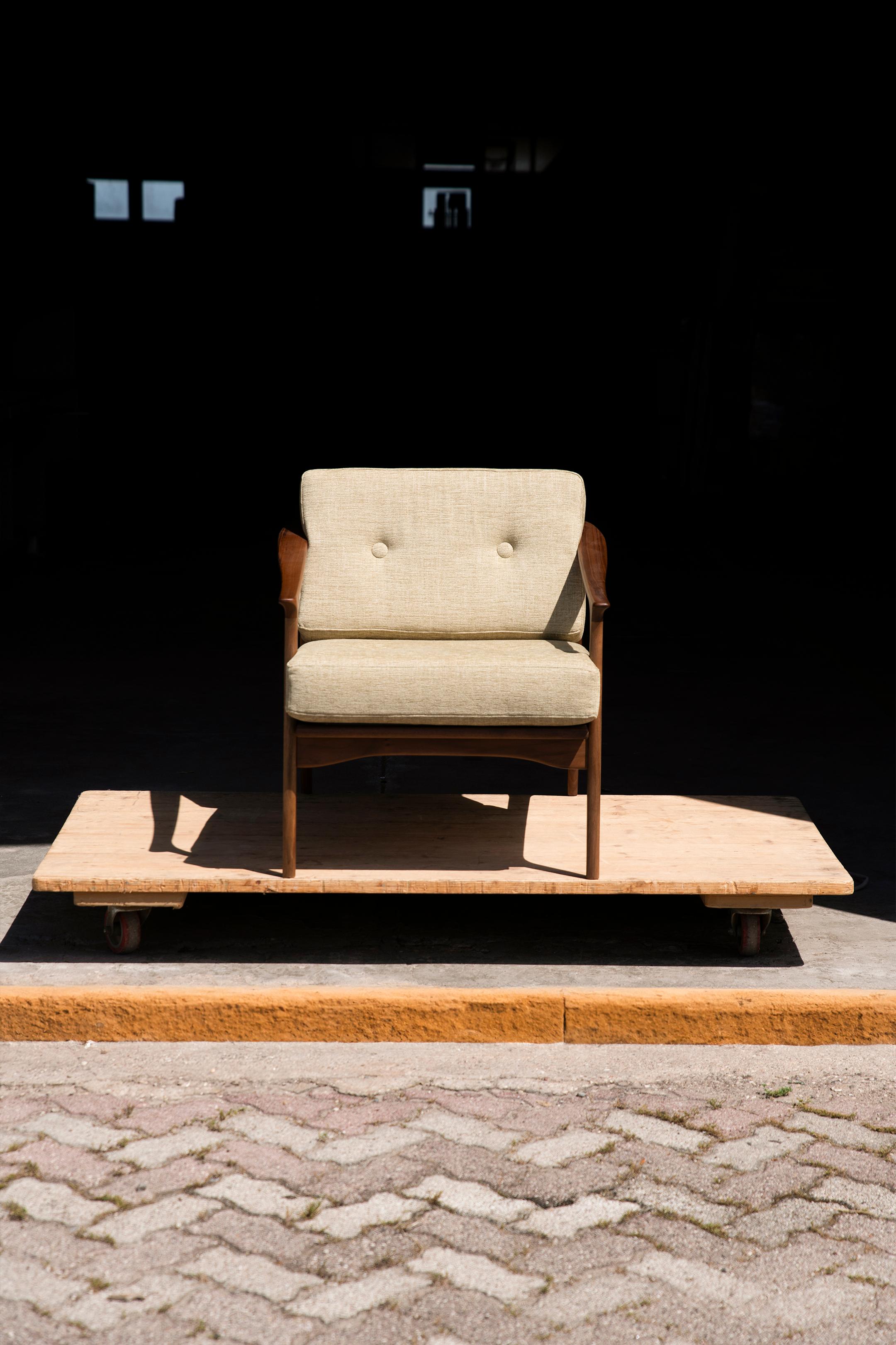 Fauteuil Quiete en bois massif, noyer en finition naturelle faite à la main, contemporain en vente 4