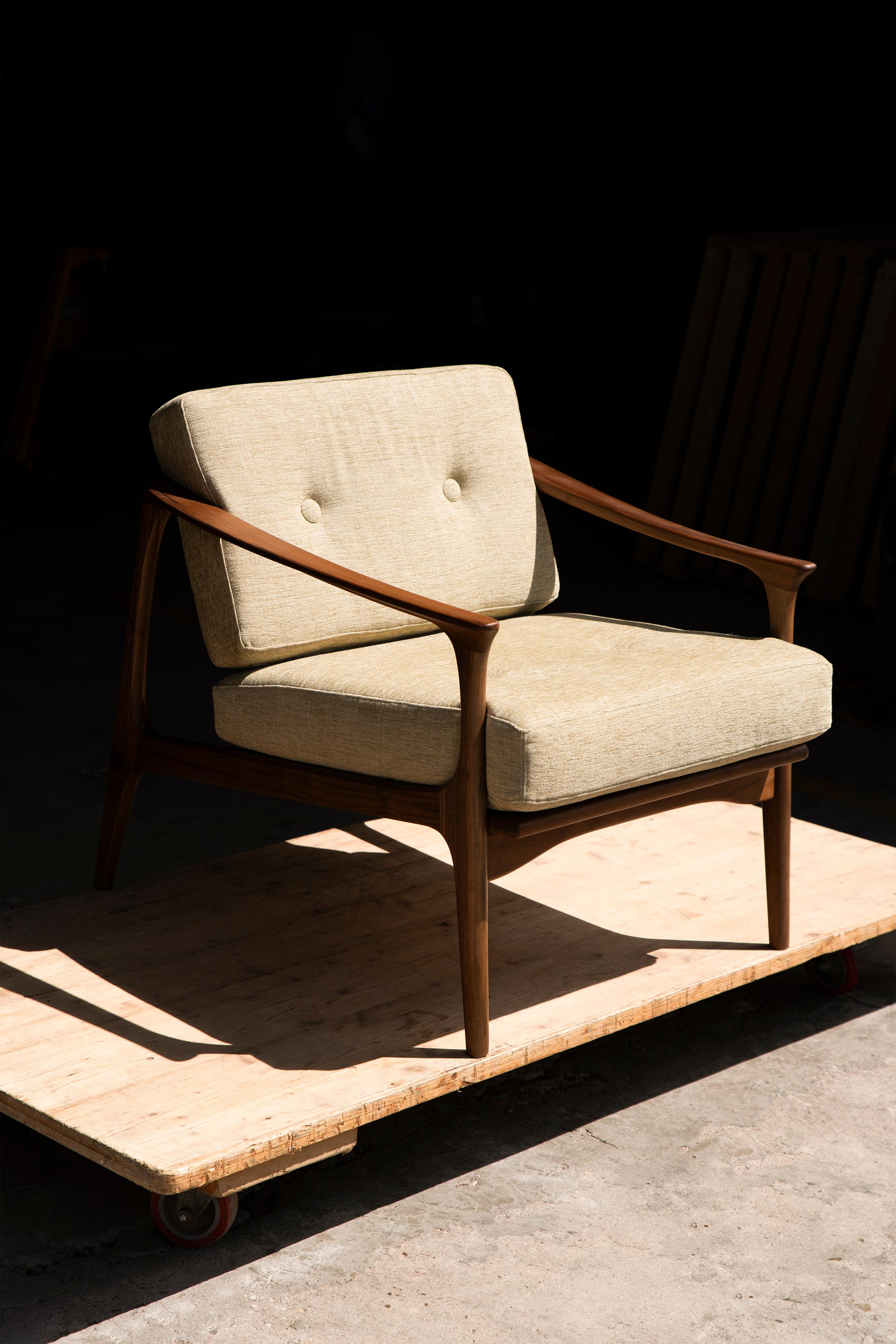 Le canapé et le fauteuil Quiete sont nés de l'union d'un design italien raffiné et d'un savoir-faire artisanal. Réalisée en Italie par des mains expertes et passionnées, la structure est en noyer massif de première qualité. La doublure est