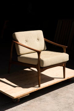 Quiete Solid Wood Armchair, Walnut in Hand-Made Natural Finish, Contemporary