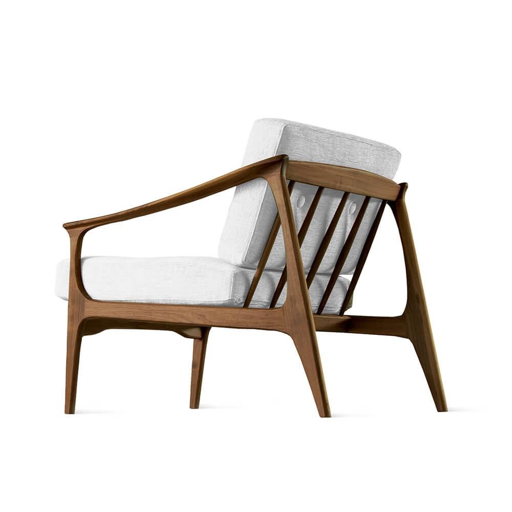 Das Sofa und der Sessel Quiete sind das Ergebnis der Verbindung von raffiniertem italienischem Design und handwerklichem Können. Die Struktur ist aus hochwertigem, massivem Nussbaumholz und wird in Italien von erfahrenen Händen mit Leidenschaft