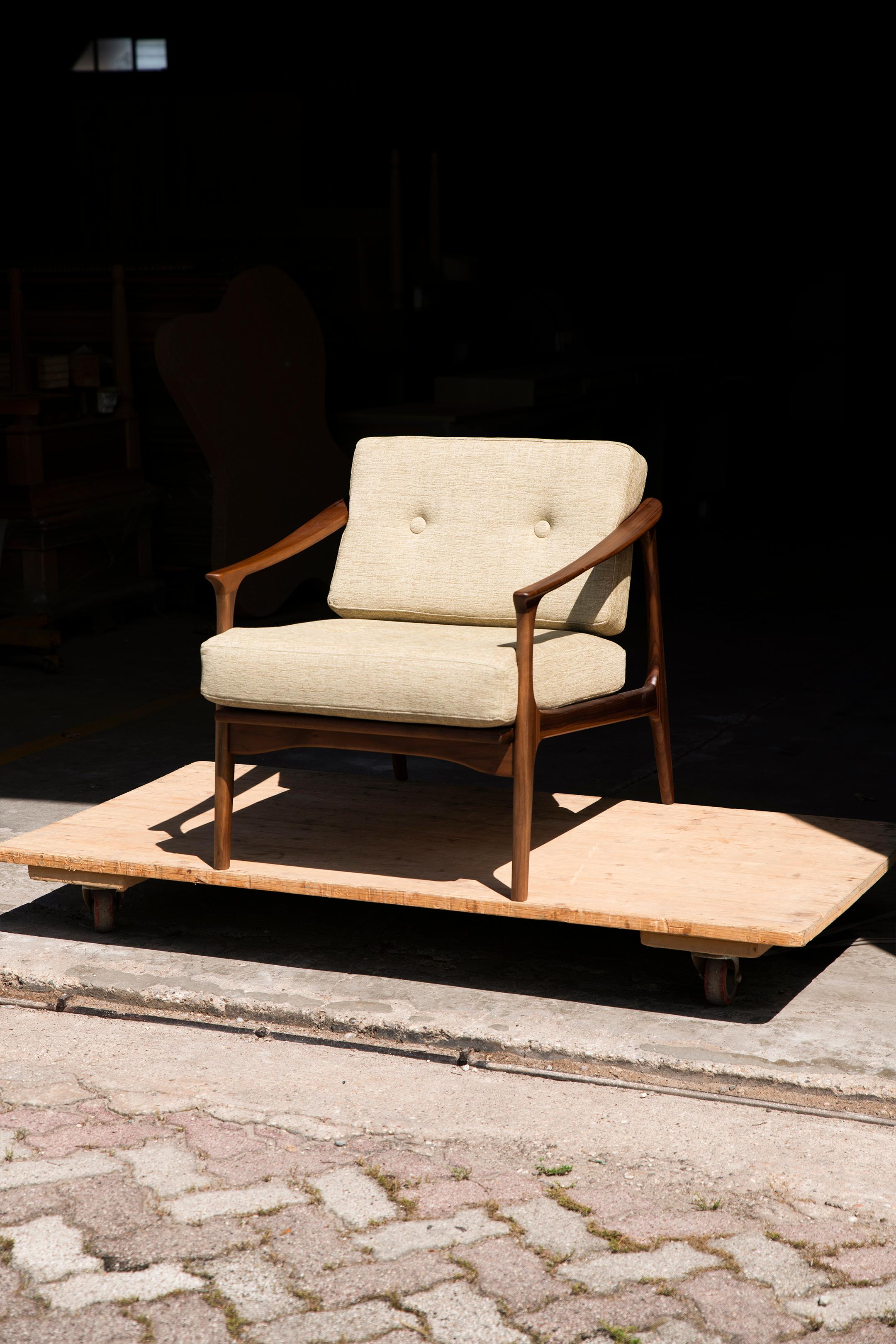 italien Fauteuil Quiete en bois massif, noyer en finition naturelle faite à la main, contemporain en vente