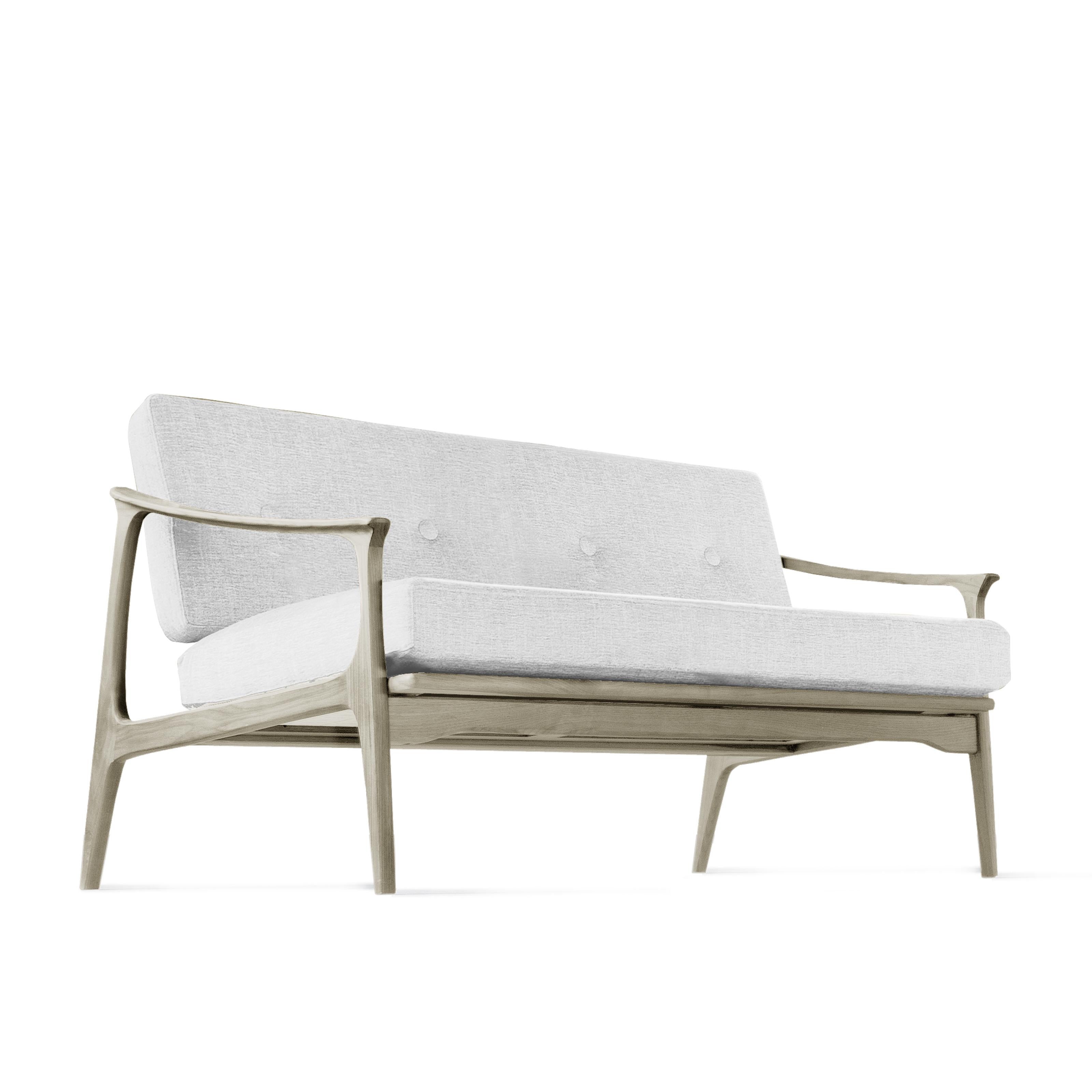 Das Sofa und der Sessel Quiete sind das Ergebnis der Verbindung von raffiniertem italienischem Design und handwerklichem Können. Die Struktur ist aus hochwertigem, massivem Nussbaumholz und wird in Italien von erfahrenen Händen mit Leidenschaft