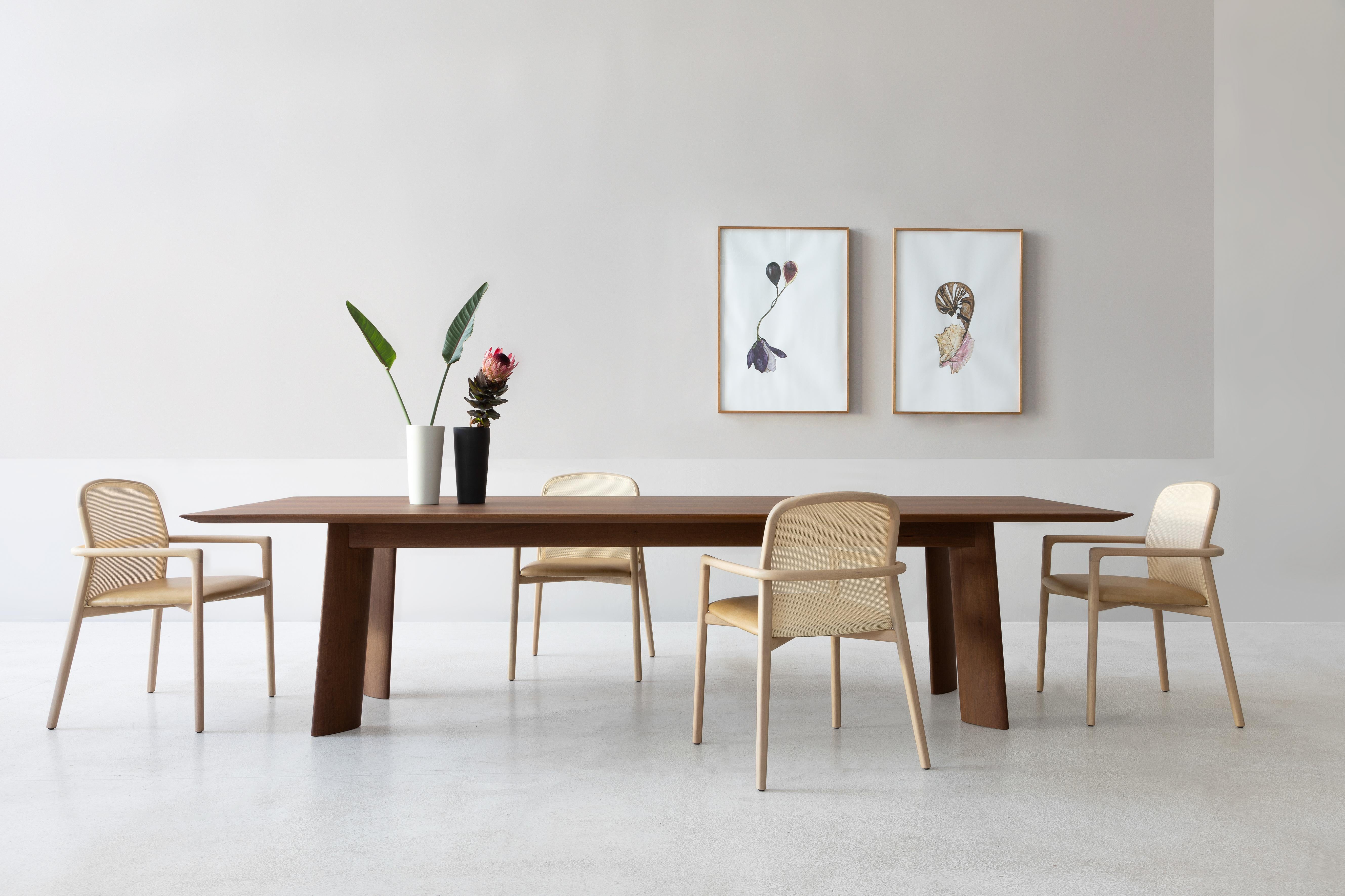 Conçue par Luciana Martin et Gerson de Oliveira, designers en chef d'Ovo, cette magnifique table de salle à manger est fabriquée en Sucupira, un bois indigène brésilien. Il se compose d'un plateau de grande dimension qui repose sur des pieds