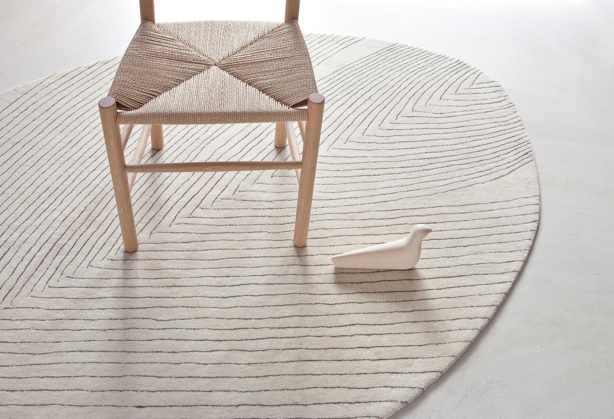 tapis 'Quill L' de Nao Tamura pour Nanimarquina. Exécuté en 100% laine vierge touffetée à la main. D'origine indienne, cette laine réduit l'impact sur l'environnement car elle est produite sur le lieu même où les tapis sont fabriqués. 

Ce motif