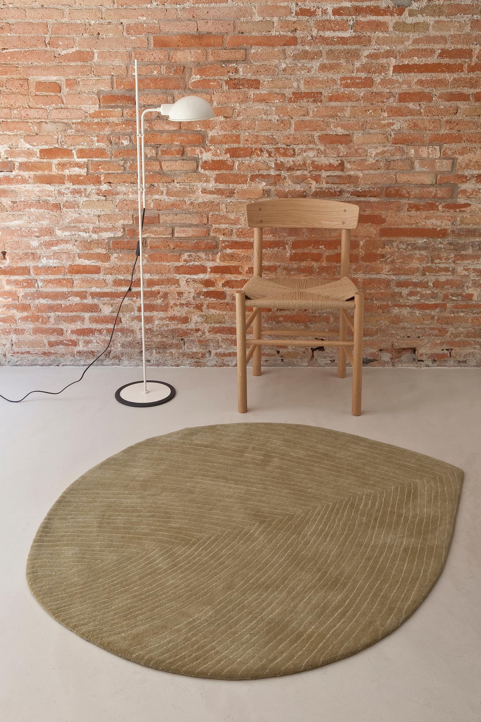 'Quill M' rug by Nao Tamura for Nanimarquina. Executed in 100% hand-tufted new wool. Indian in origin, this wool reduces environmental impact as it is produced in the same place where the rugs are crafted.

This hand-drawn design by Nao Tamura is