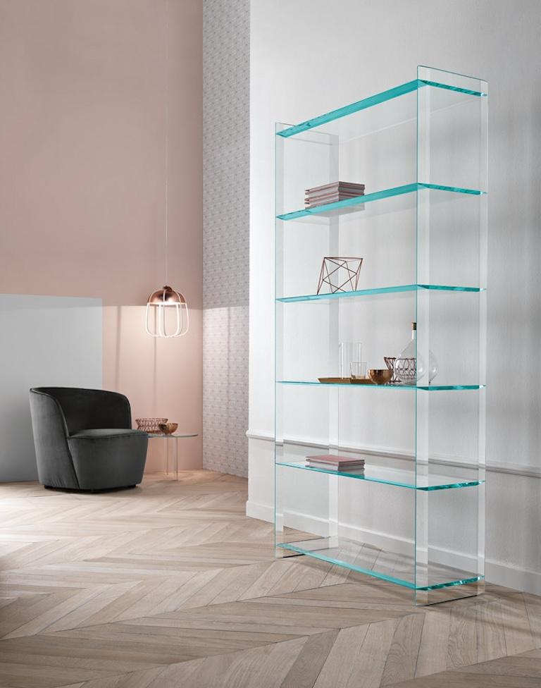 The bookcase Quiller is made of extra clear bevelled glass and is composed of six shelves closed on the sides. It was designed by designer Uto Balmoral and is perfect to be placed against the wall or free standing in living areas or work spaces.