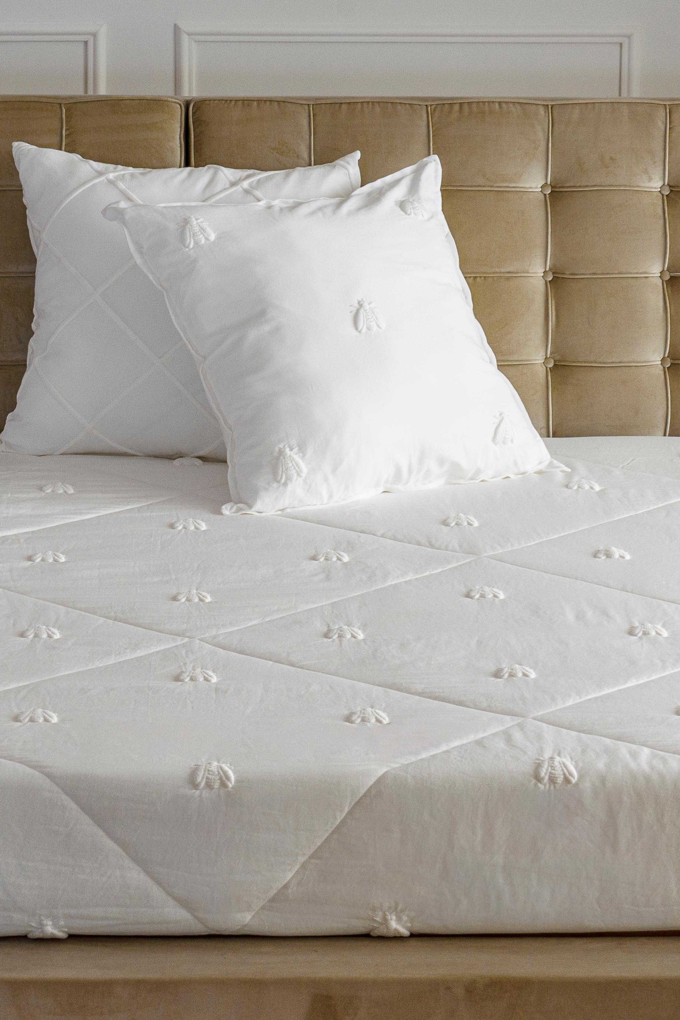 Italian Quilt Abeille Merveille broderie Abeilles allover, couleur lait en vente