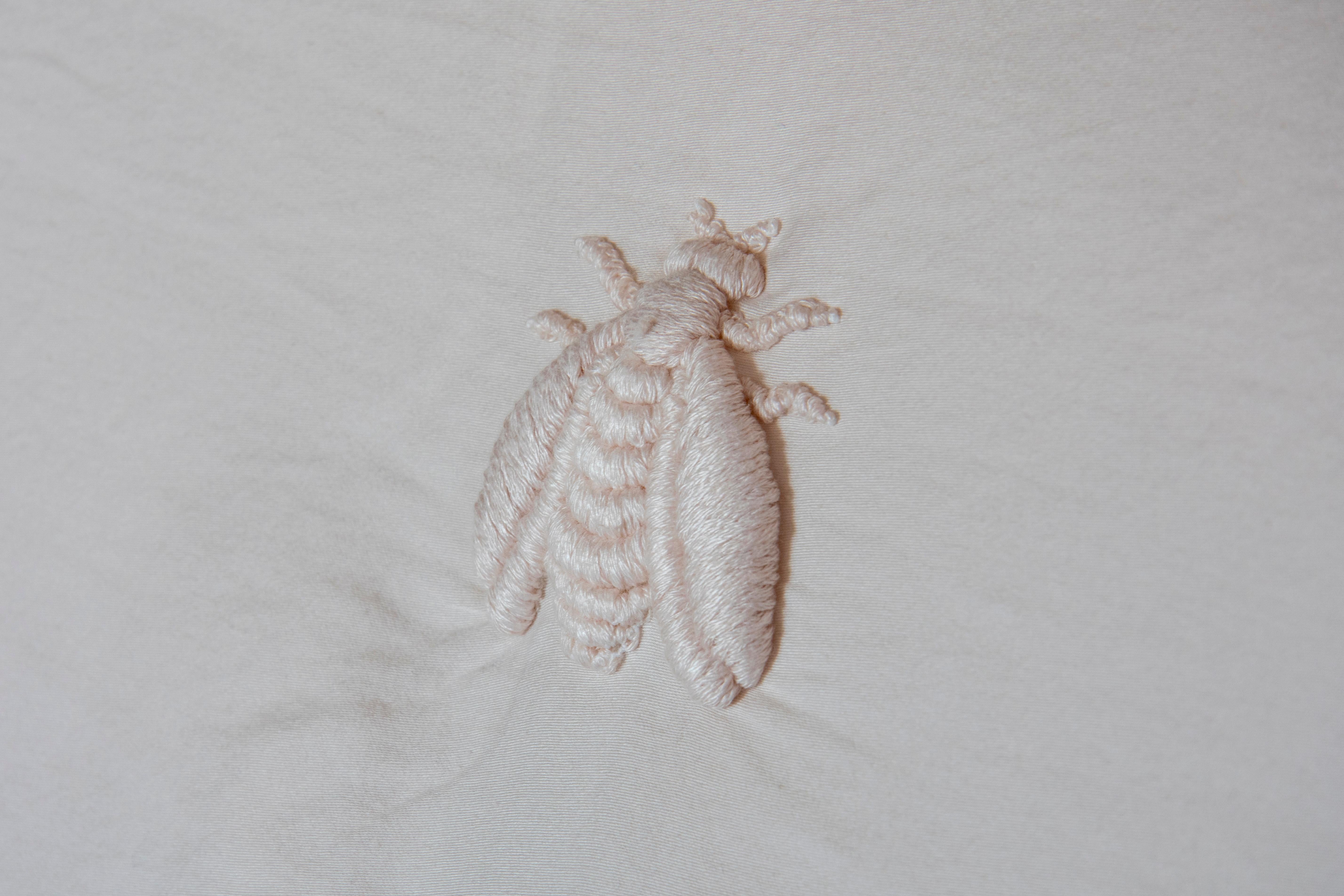 Italian Quilt Abeille Merveille ricamo Api allover, colore sabbia rosa in vendita