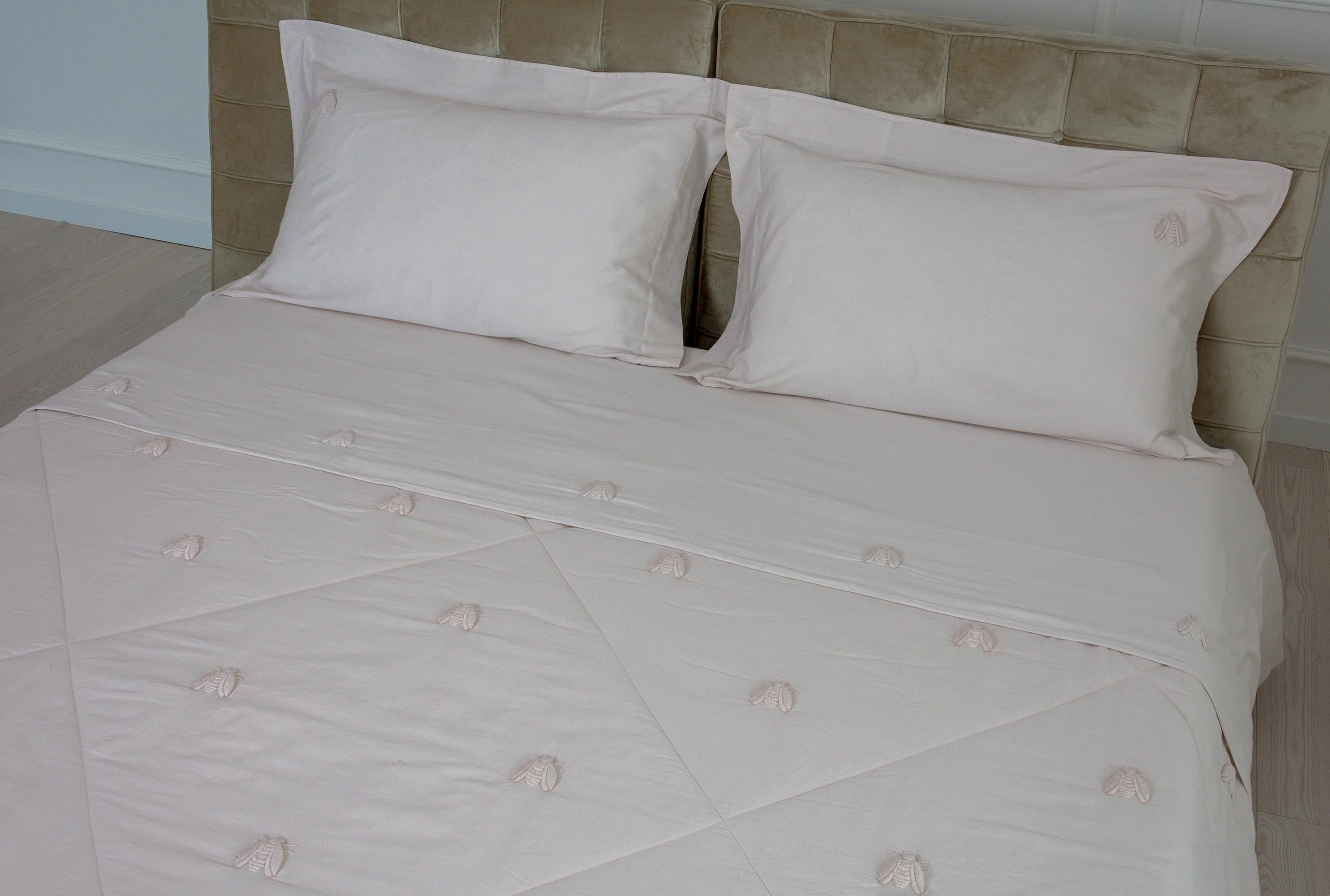 Quilt Abeille Merveille ricamo Api allover, colore sabbia rosa In condizioni Nuovo in vendita a Spoleto, IT