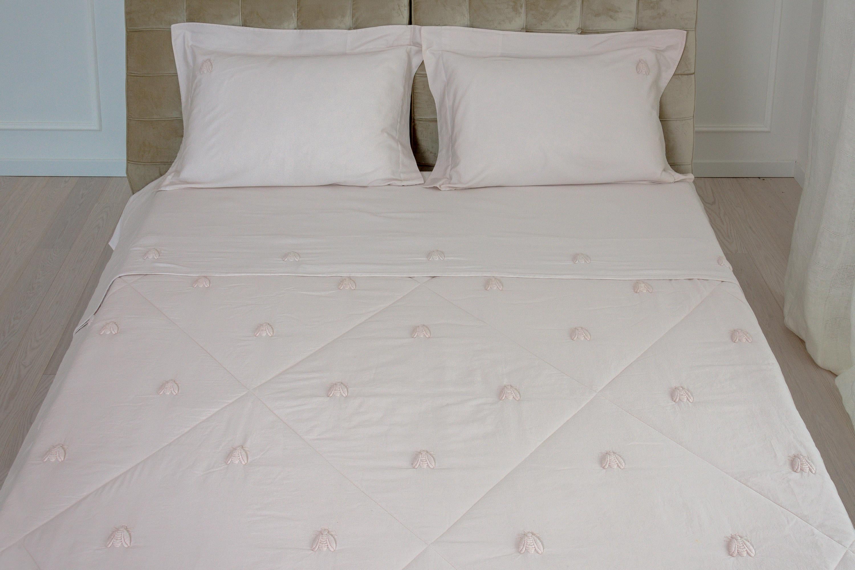 Periodo contemporaneo Quilt Abeille Merveille ricamo Api allover, colore sabbia rosa in vendita