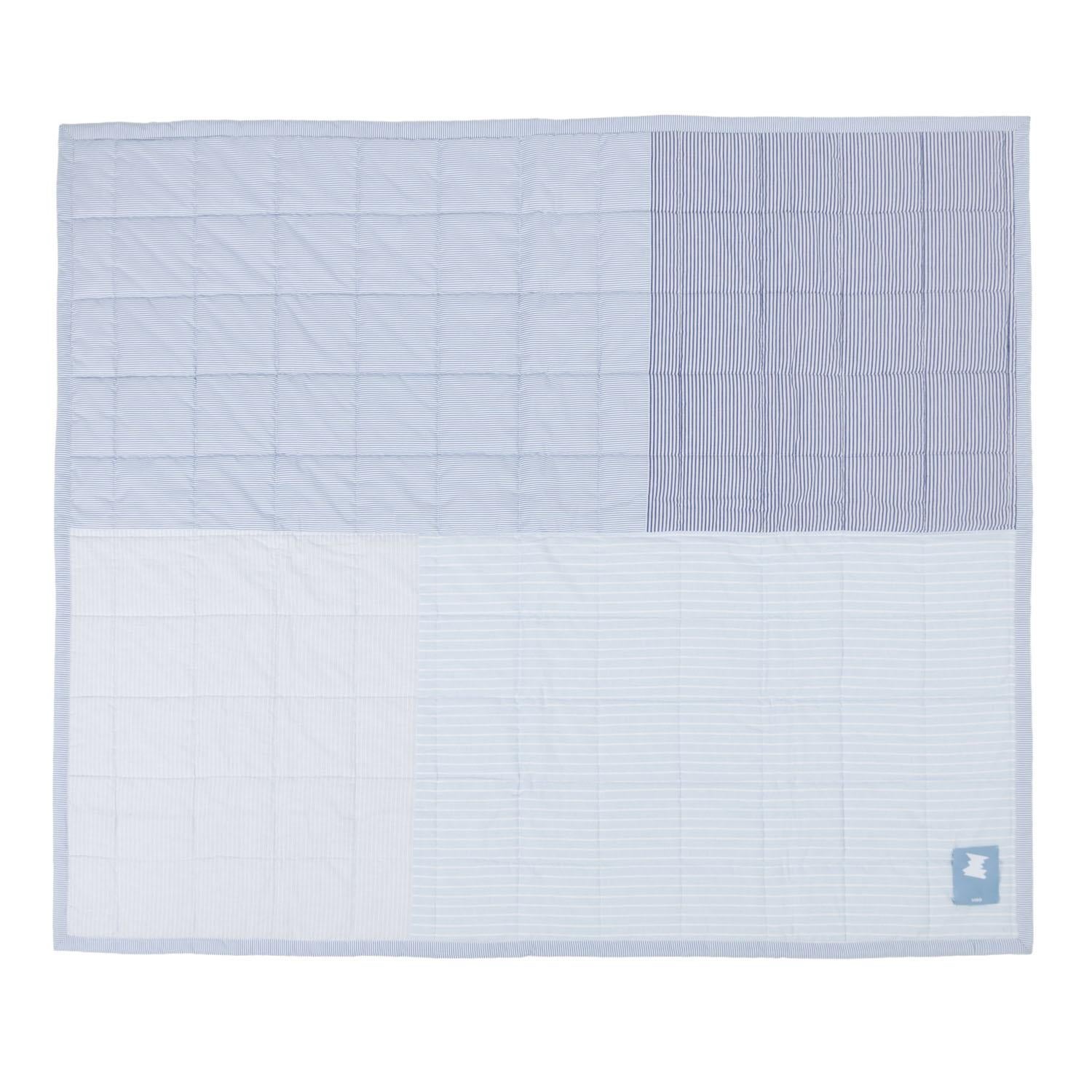 Diese gesteppte Patchworkdecke ist in verschiedenen Blautönen gehalten, die von sanftem Himmel bis hin zu tiefem Denim reichen, dazu kommen Weiß und Grauabstufungen.
Jedes gepolsterte Paneel besitzt ein einzigartiges Streifenmuster, das sich