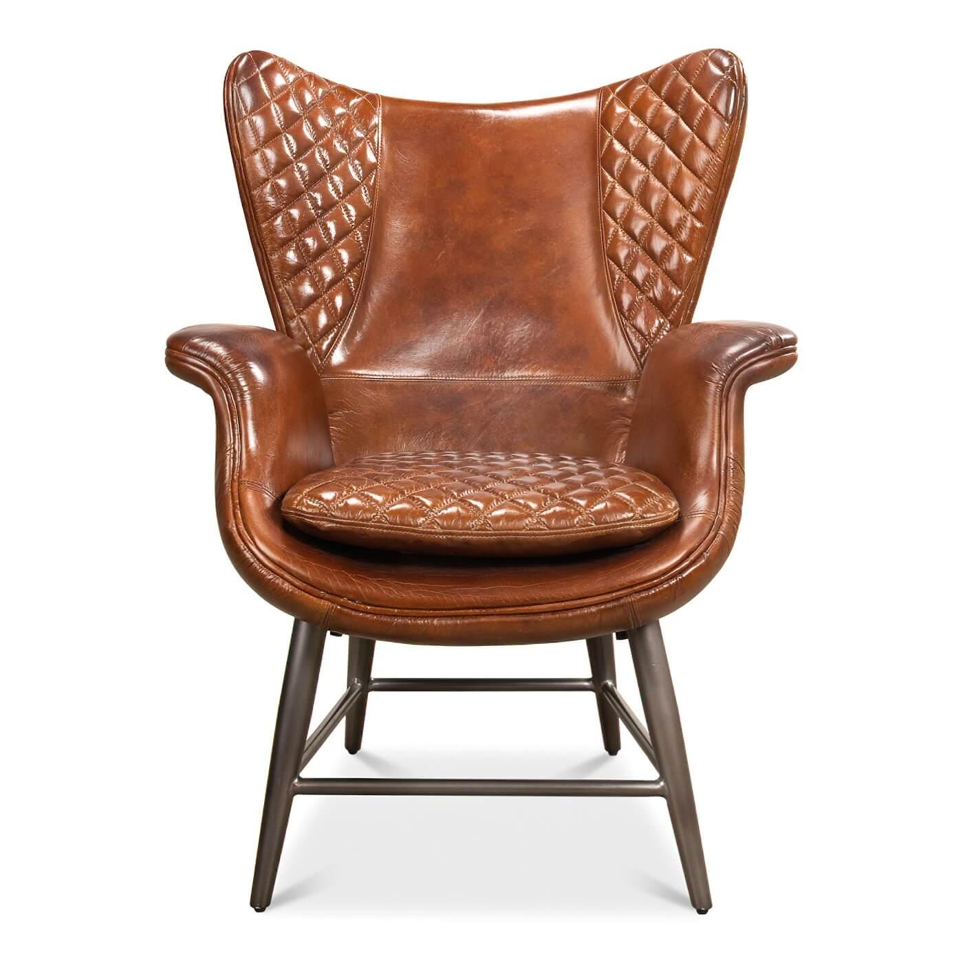 Fauteuil moderne en cuir brun matelassé avec dossier et accoudoirs incurvés. Cette chaise est détaillée avec des coutures surpiquées, du feutre et du matelassage. Il repose sur des pieds en métal pour un look industriel du milieu du siècle.