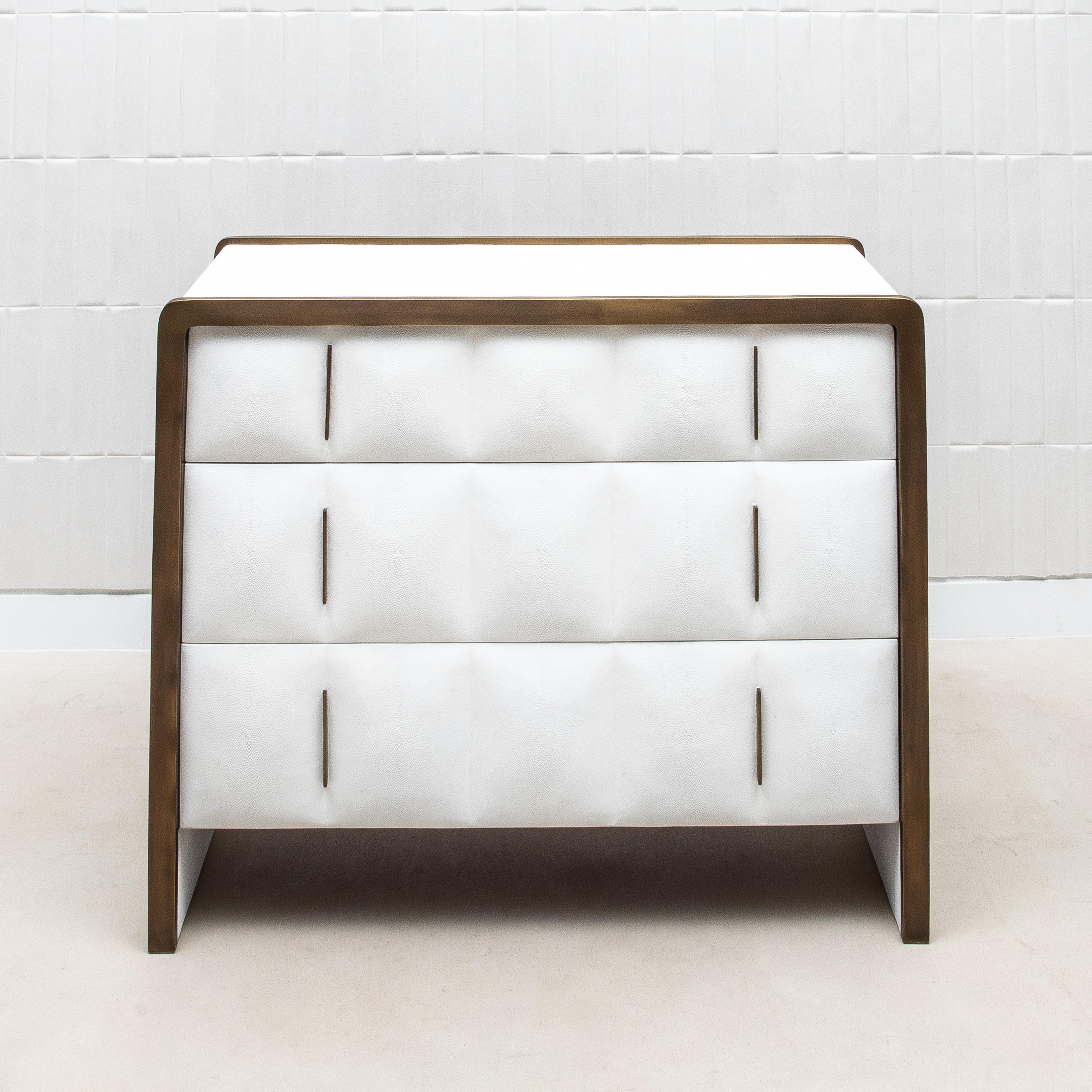 Art Déco Cassettiera trapuntata in zigrino con dettagli in ottone di R&Y Augousti in vendita