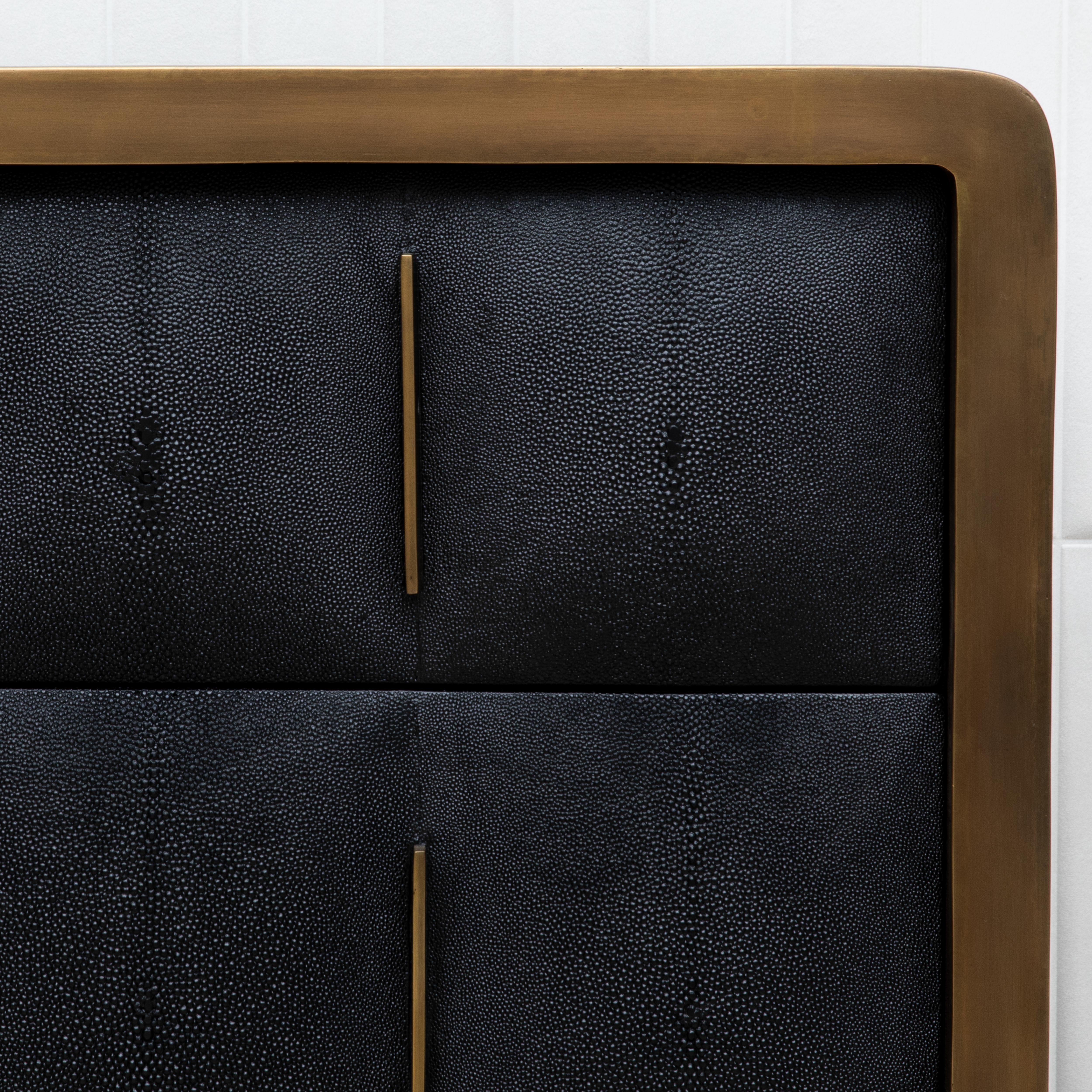 Art déco Commode matelassée en galuchat avec détails en laiton R&Y Augousti en vente