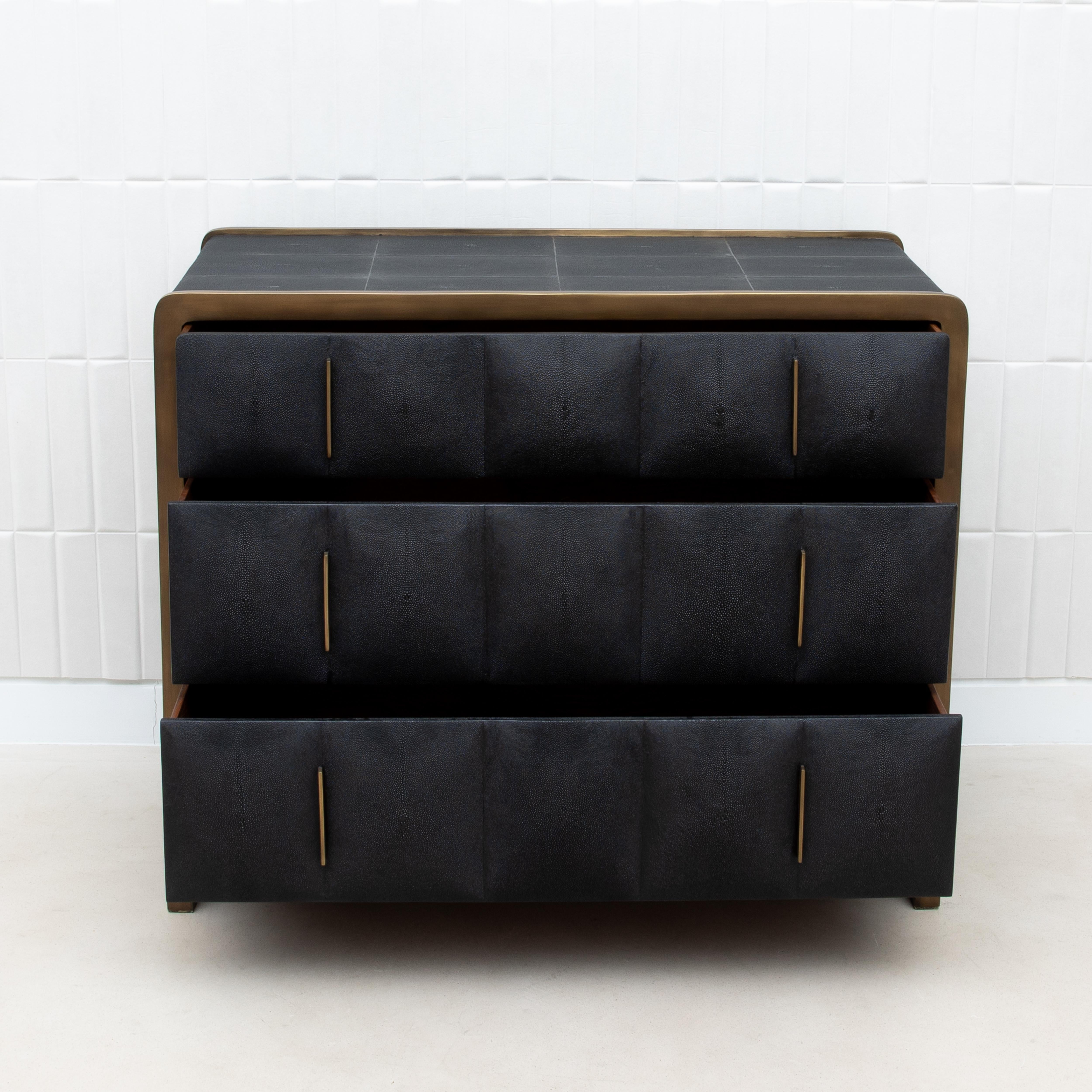 Fait main Commode matelassée en galuchat avec détails en laiton R&Y Augousti en vente