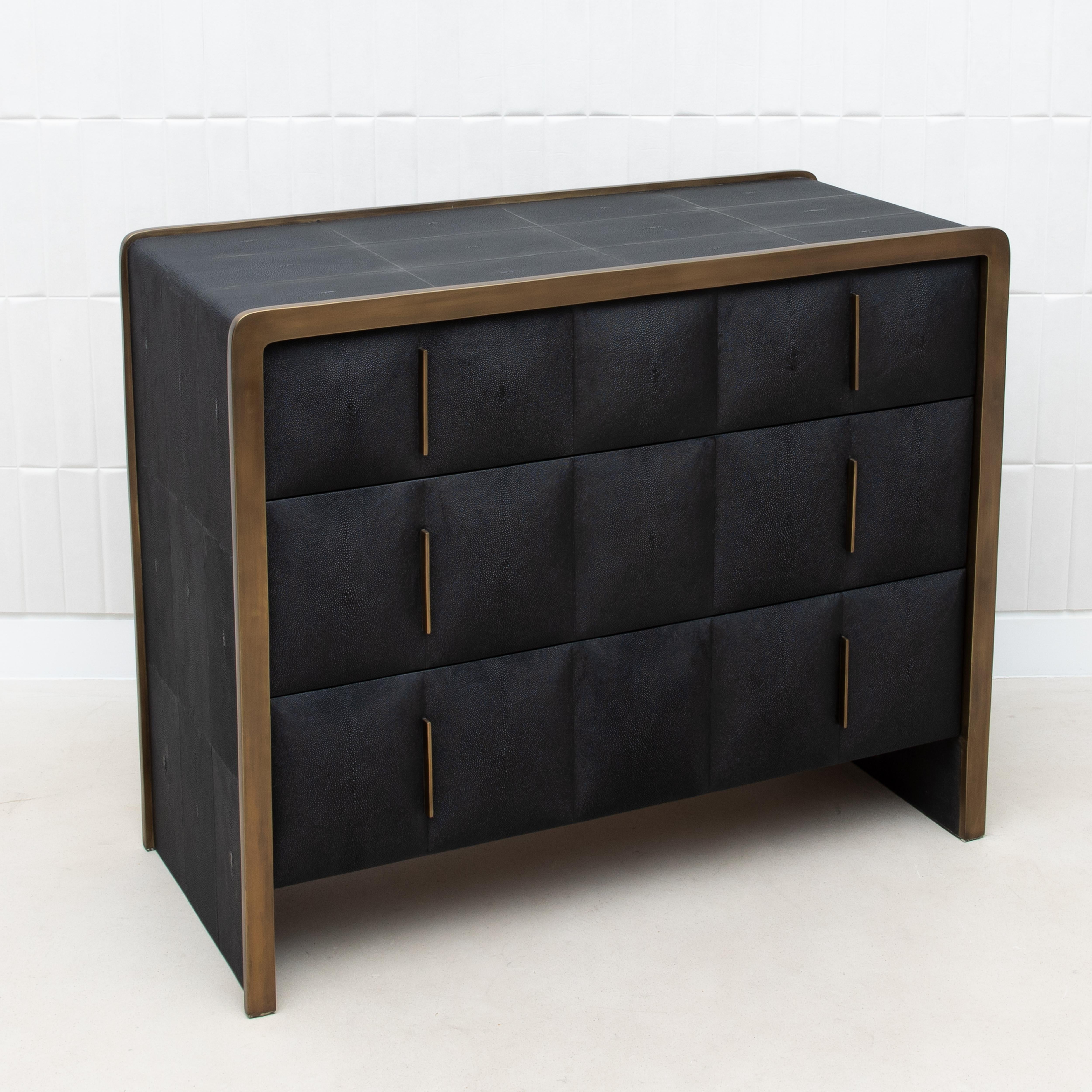 Commode matelassée en galuchat avec détails en laiton R&Y Augousti Neuf - En vente à West Hollywood, CA