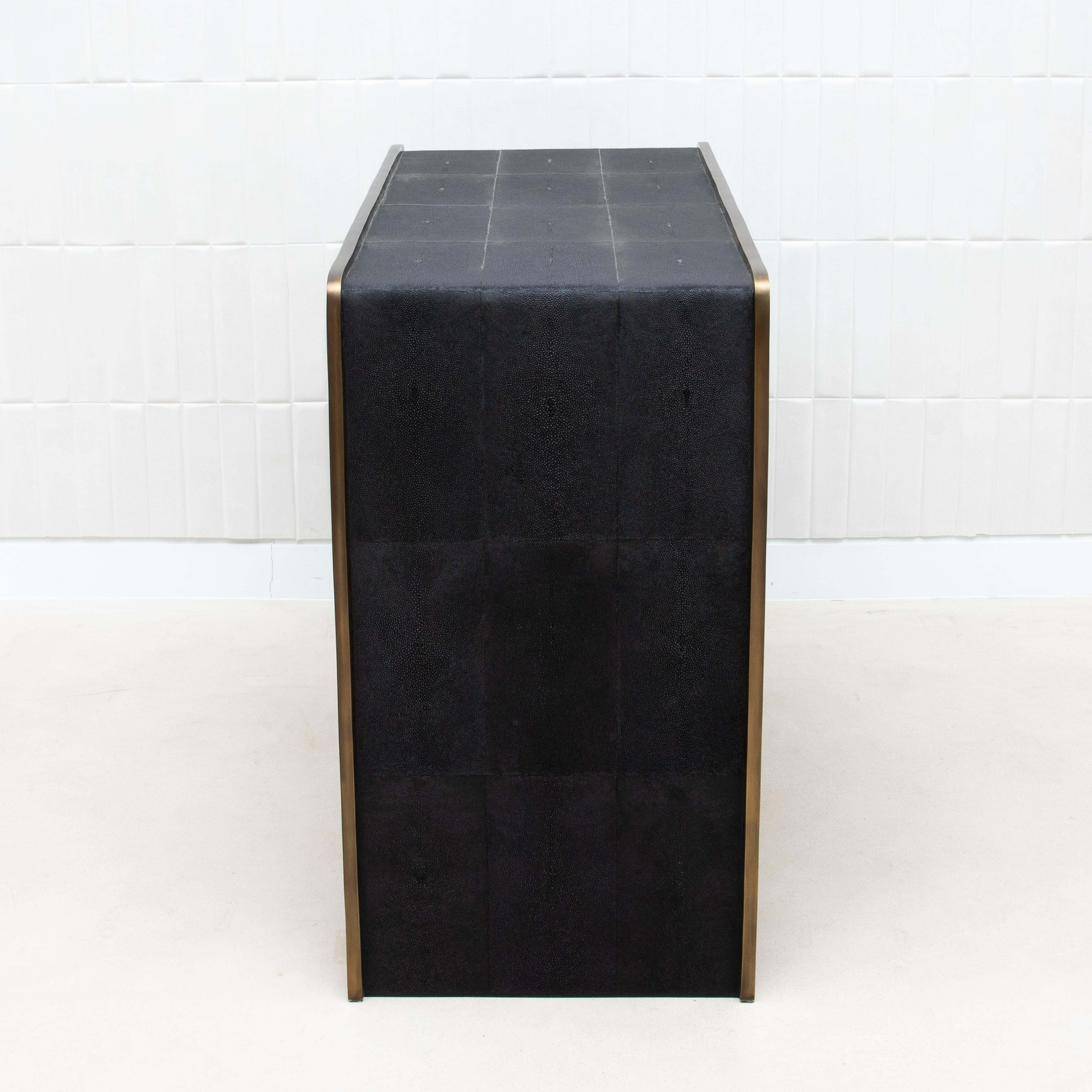XXIe siècle et contemporain Commode matelassée en galuchat avec détails en laiton R&Y Augousti en vente