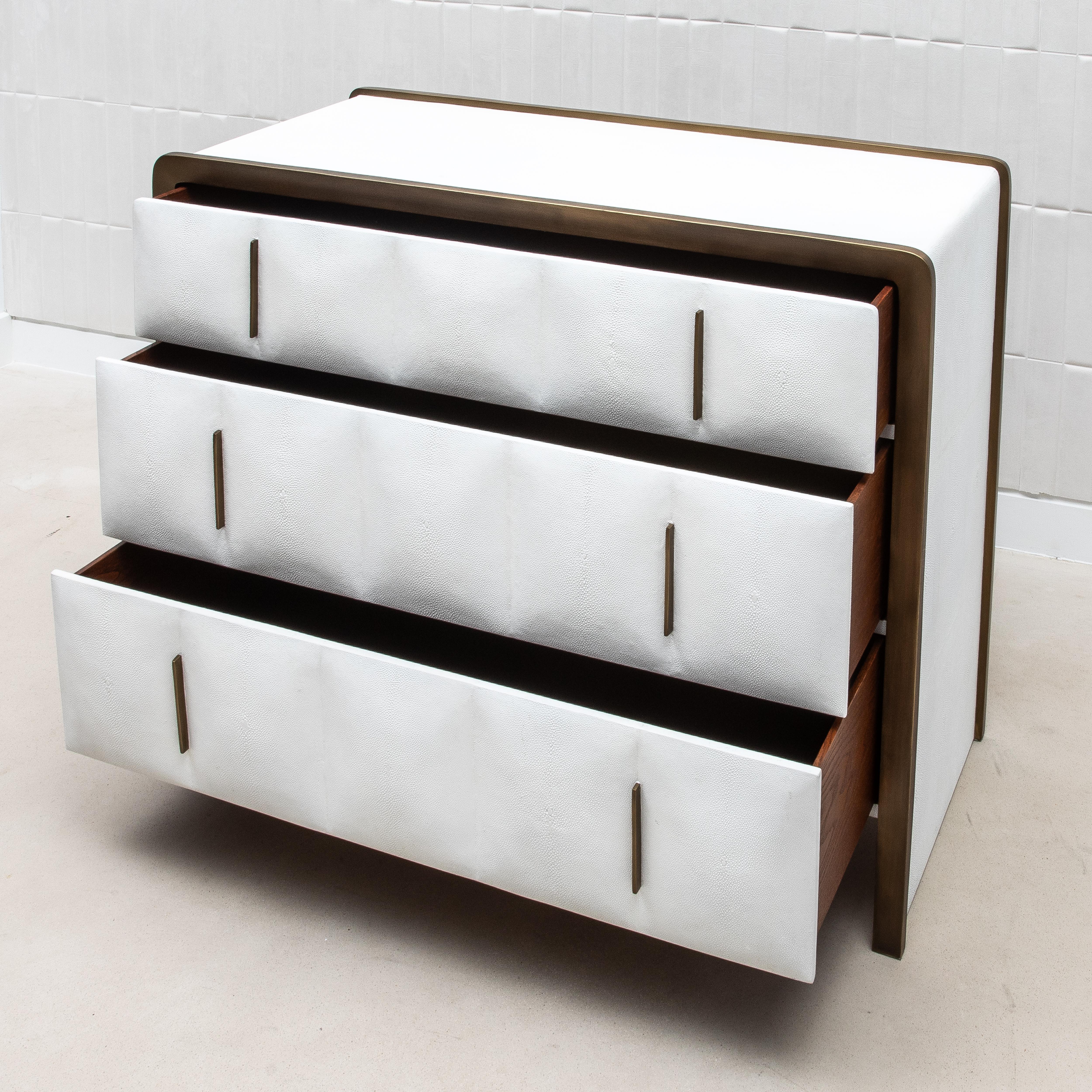 Ottone Cassettiera trapuntata in zigrino con dettagli in ottone di R&Y Augousti in vendita
