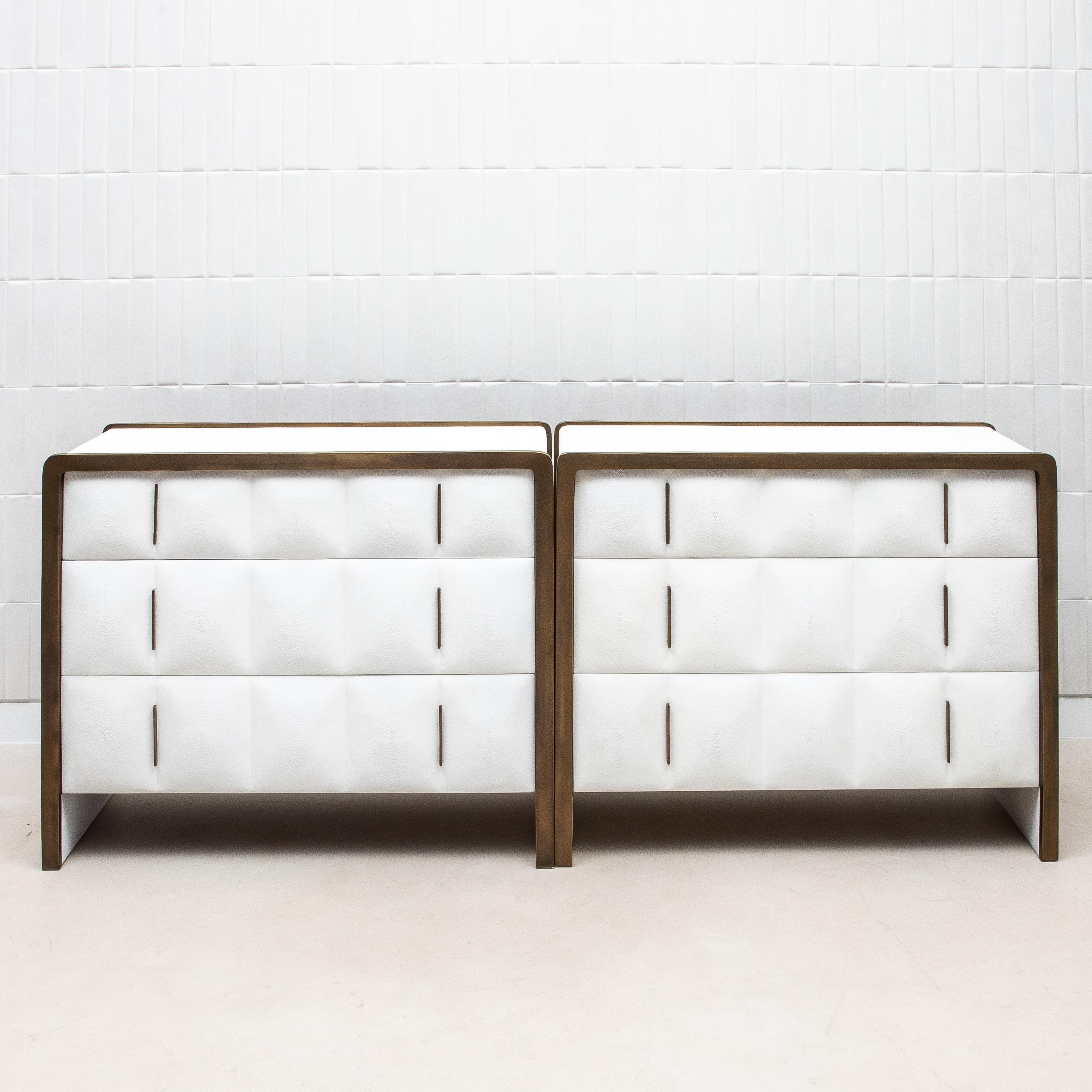 Commode matelassée en galuchat avec détails en laiton R&Y Augousti en vente 1