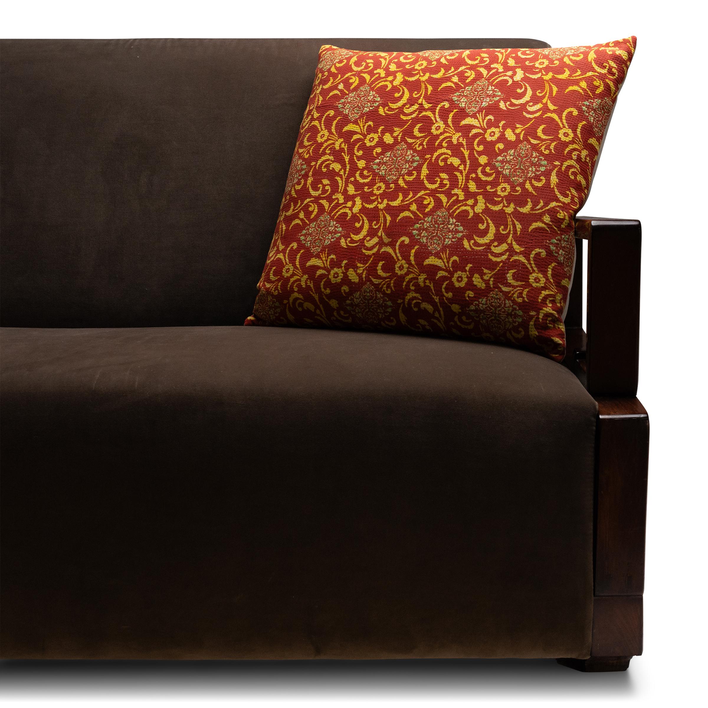Ce coussin artisanal a été conçu par une artiste locale de Chicago et historienne du textile qui réutilise avec amour les tissus, vêtements et fragments de broderie vintage qu'elle collectionne au cours de ses voyages. Rempli de duvet et doublé de