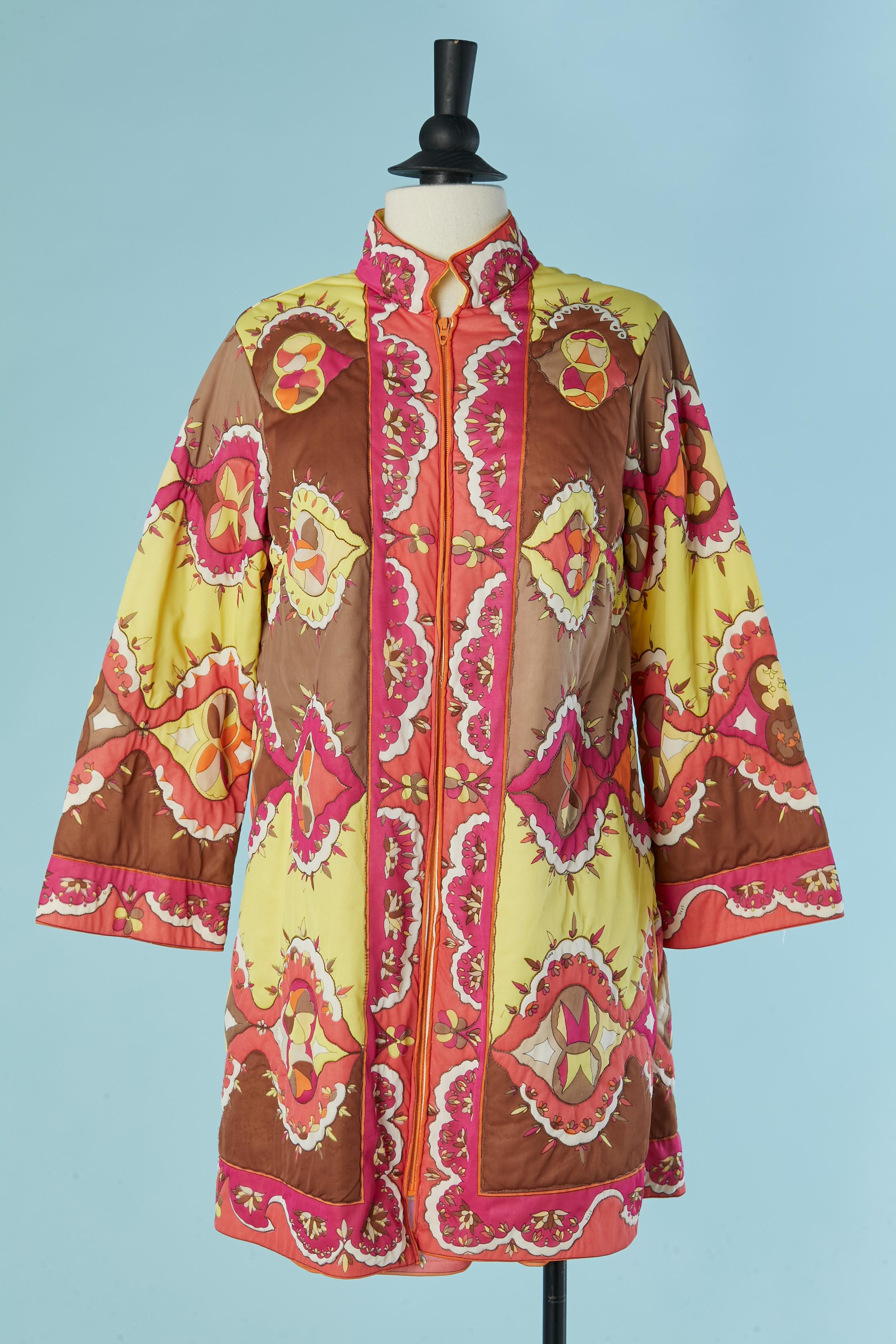 Accappatoio e abito da notte in nylon trapuntato. Chiusura con zip al centro della parte anteriore dell'accappatoio e tasca su entrambi i lati. 
TAGLIA L 