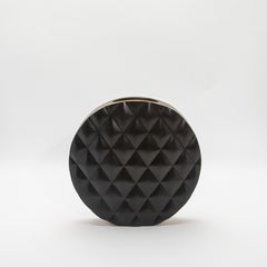 Jarrón acolchado moderno de roble negro con detalles de latón by KIFU Paris