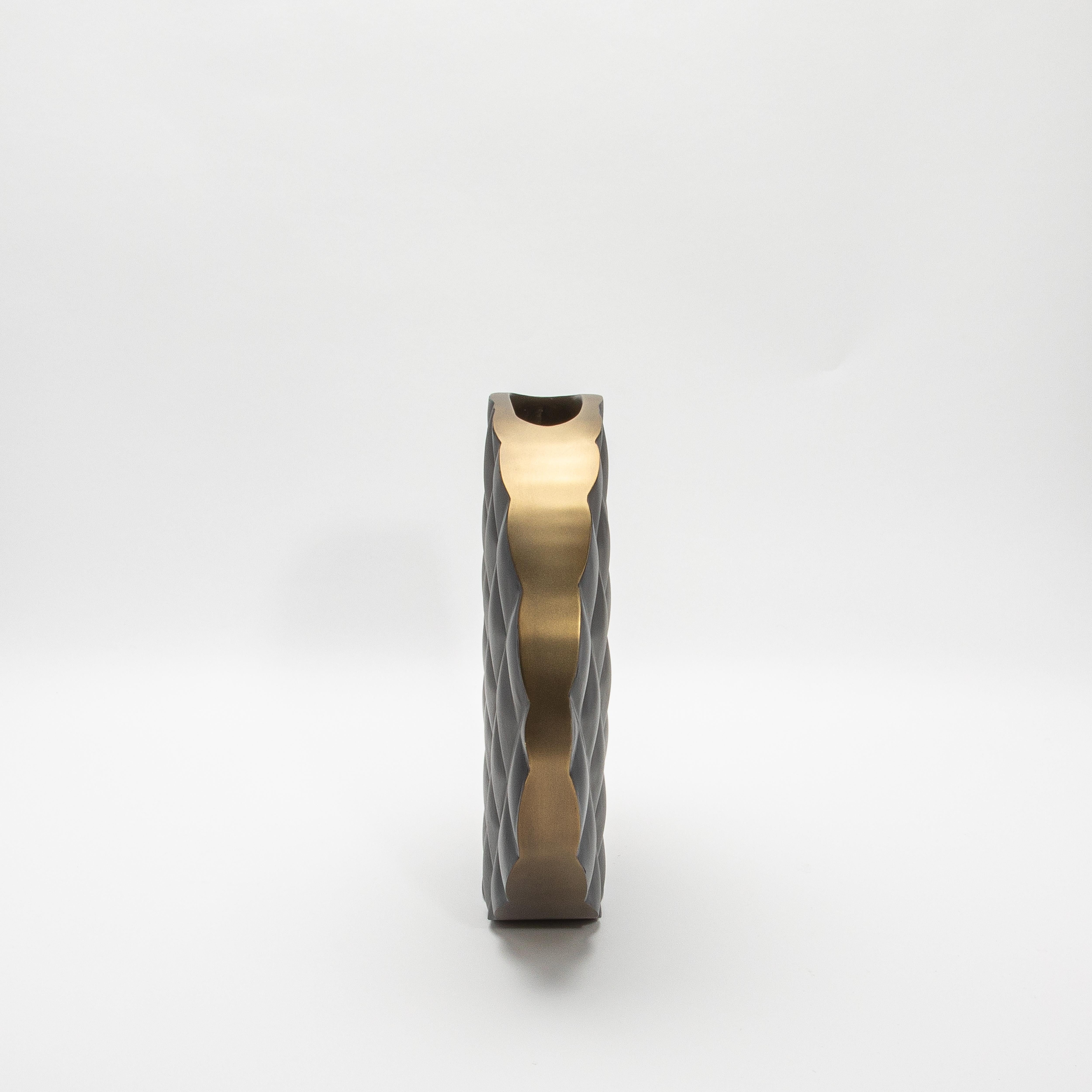 Moderne gesteppte Vase aus schwarzer Eiche mit Messingdetails von KIFU Paris (Art déco) im Angebot