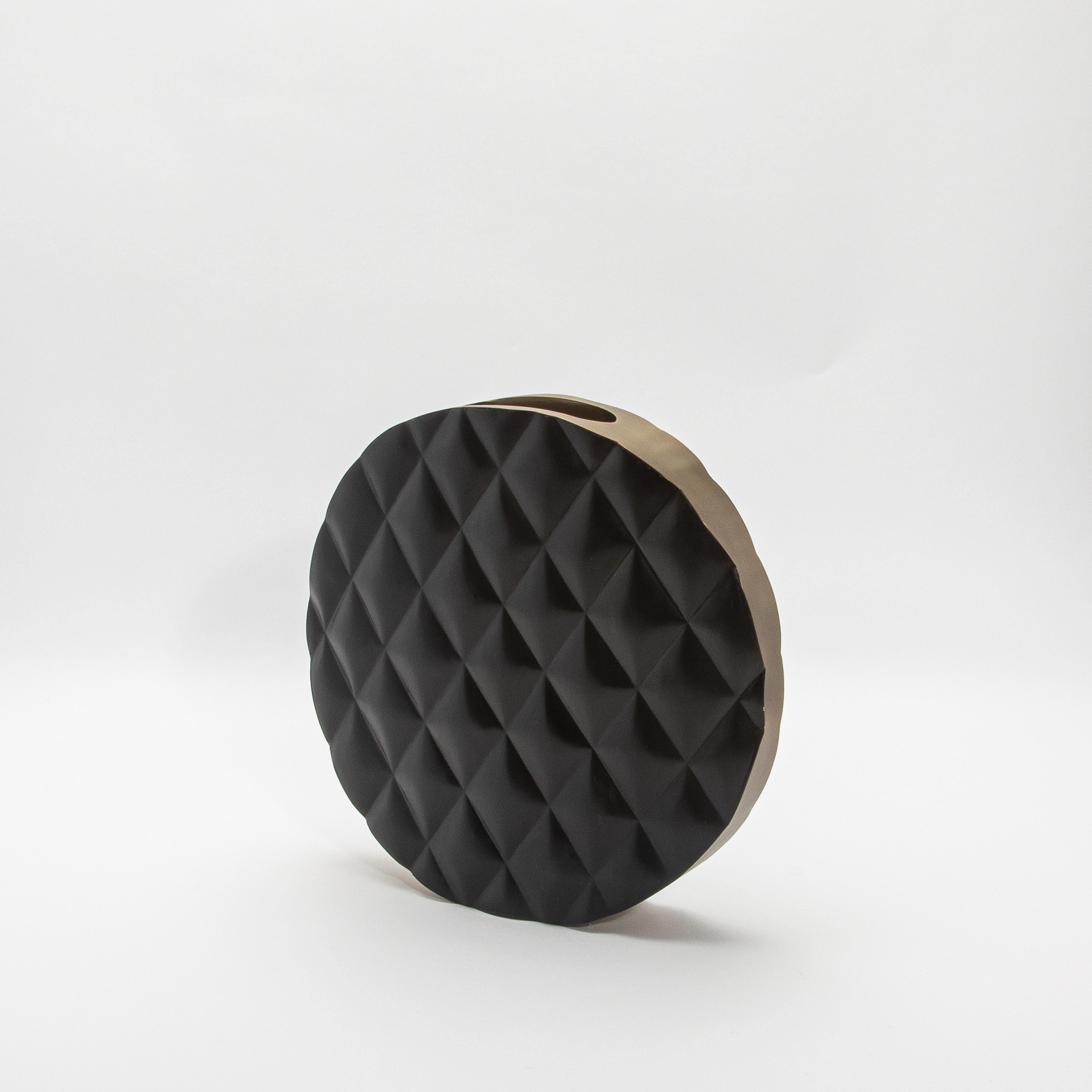 Moderne gesteppte Vase aus schwarzer Eiche mit Messingdetails von KIFU Paris (Philippinisch) im Angebot