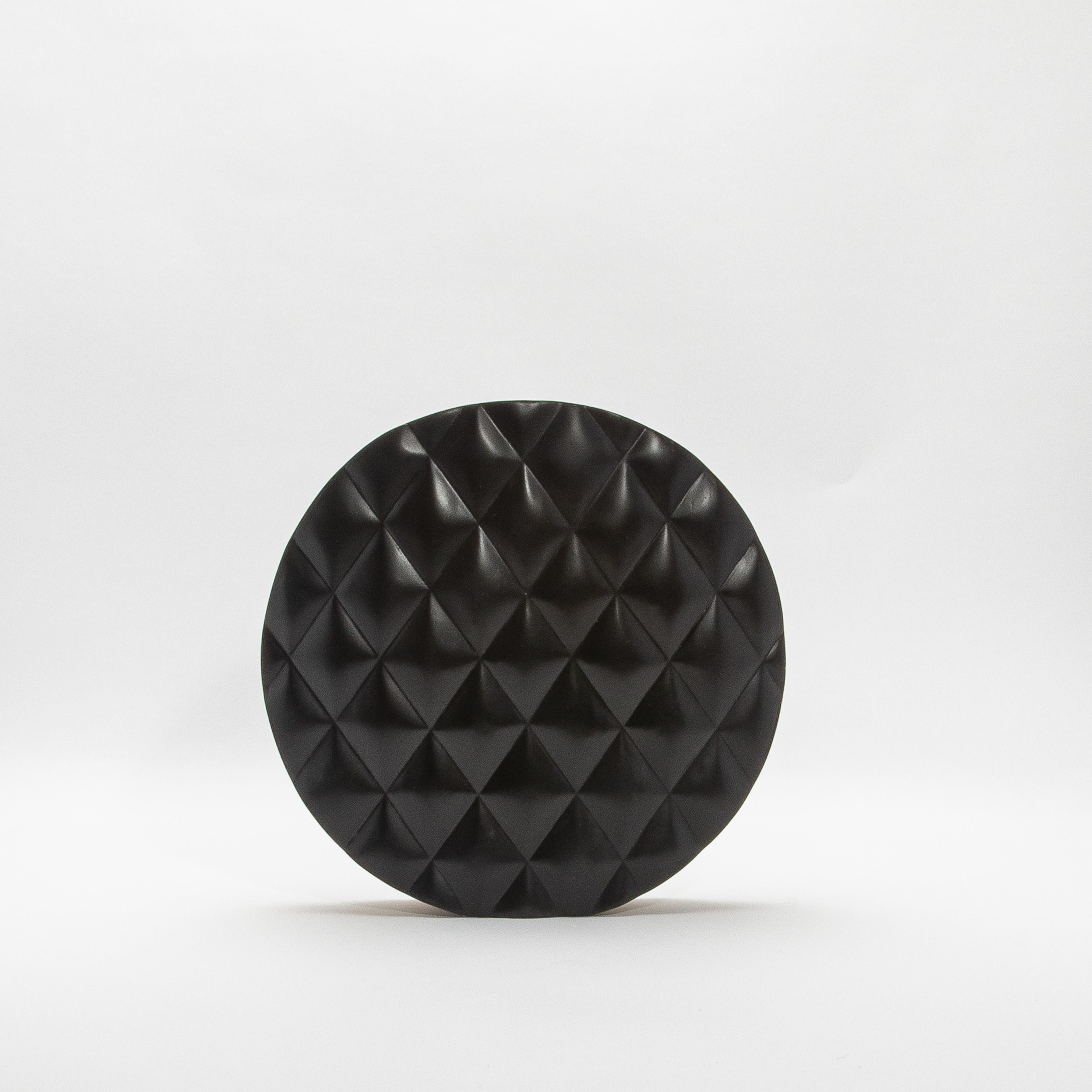 Moderne gesteppte Vase aus schwarzer Eiche mit Messingdetails von KIFU Paris (Handgefertigt) im Angebot