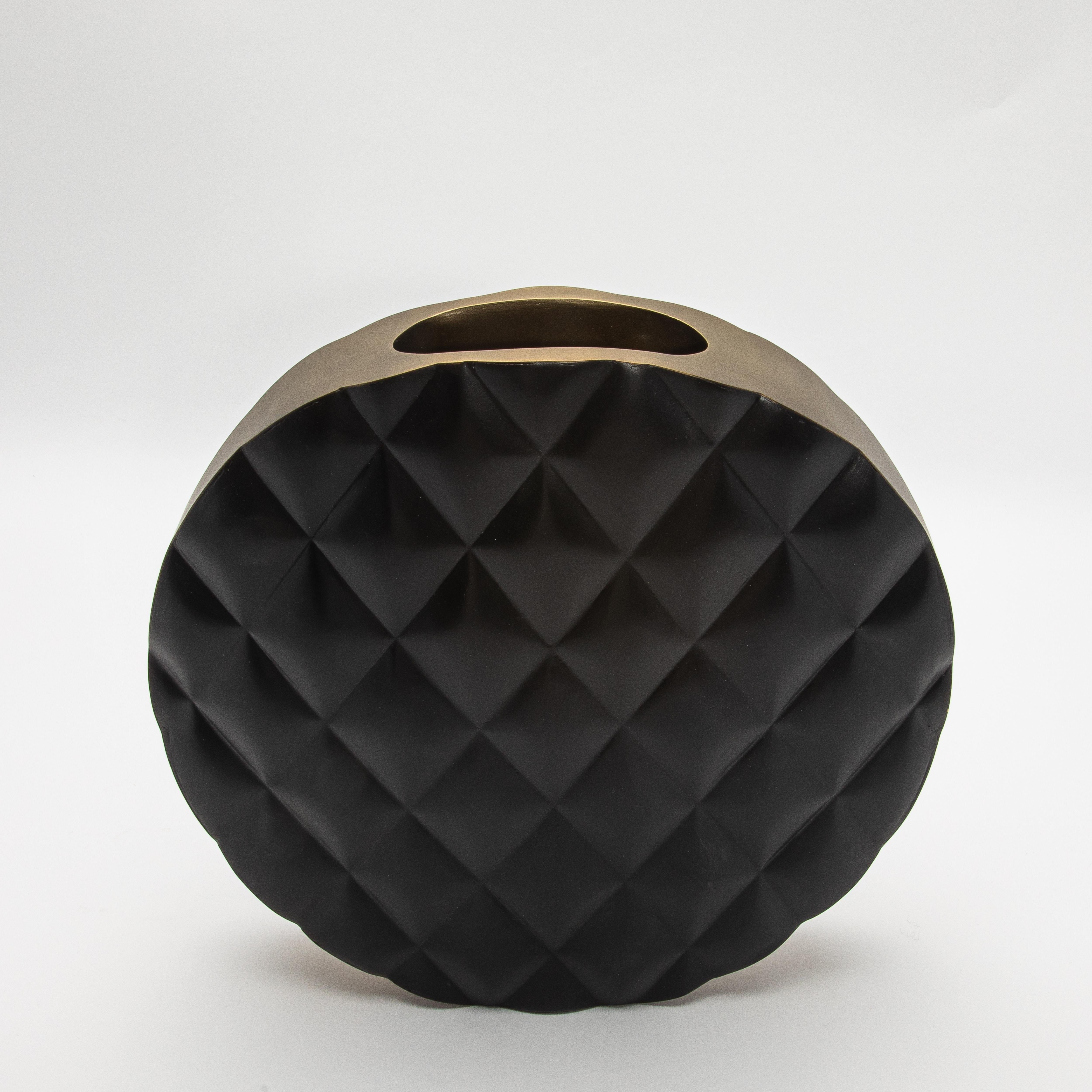 Moderne gesteppte Vase aus schwarzer Eiche mit Messingdetails von KIFU Paris (21. Jahrhundert und zeitgenössisch) im Angebot
