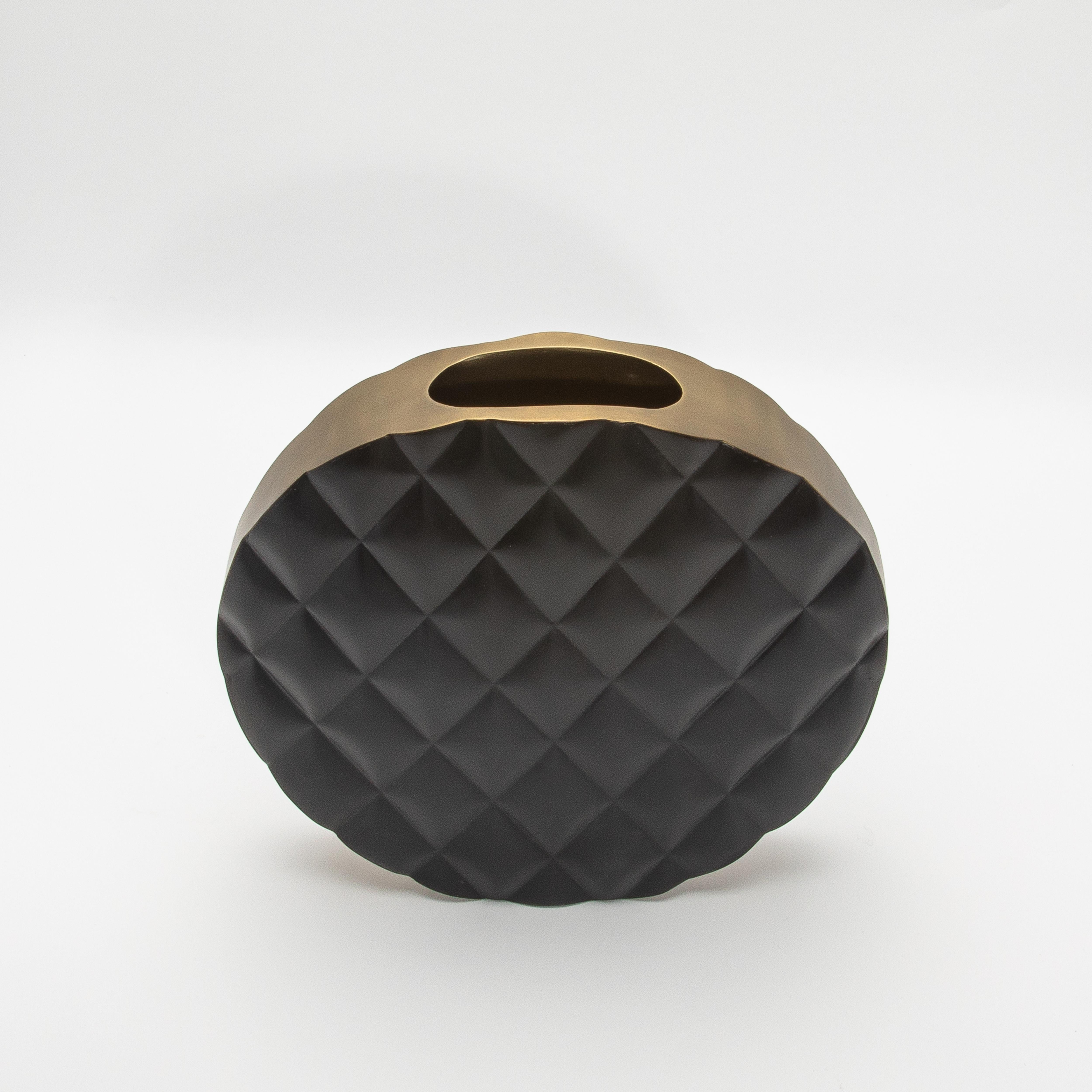 Moderne gesteppte Vase aus schwarzer Eiche mit Messingdetails von KIFU Paris im Angebot 1