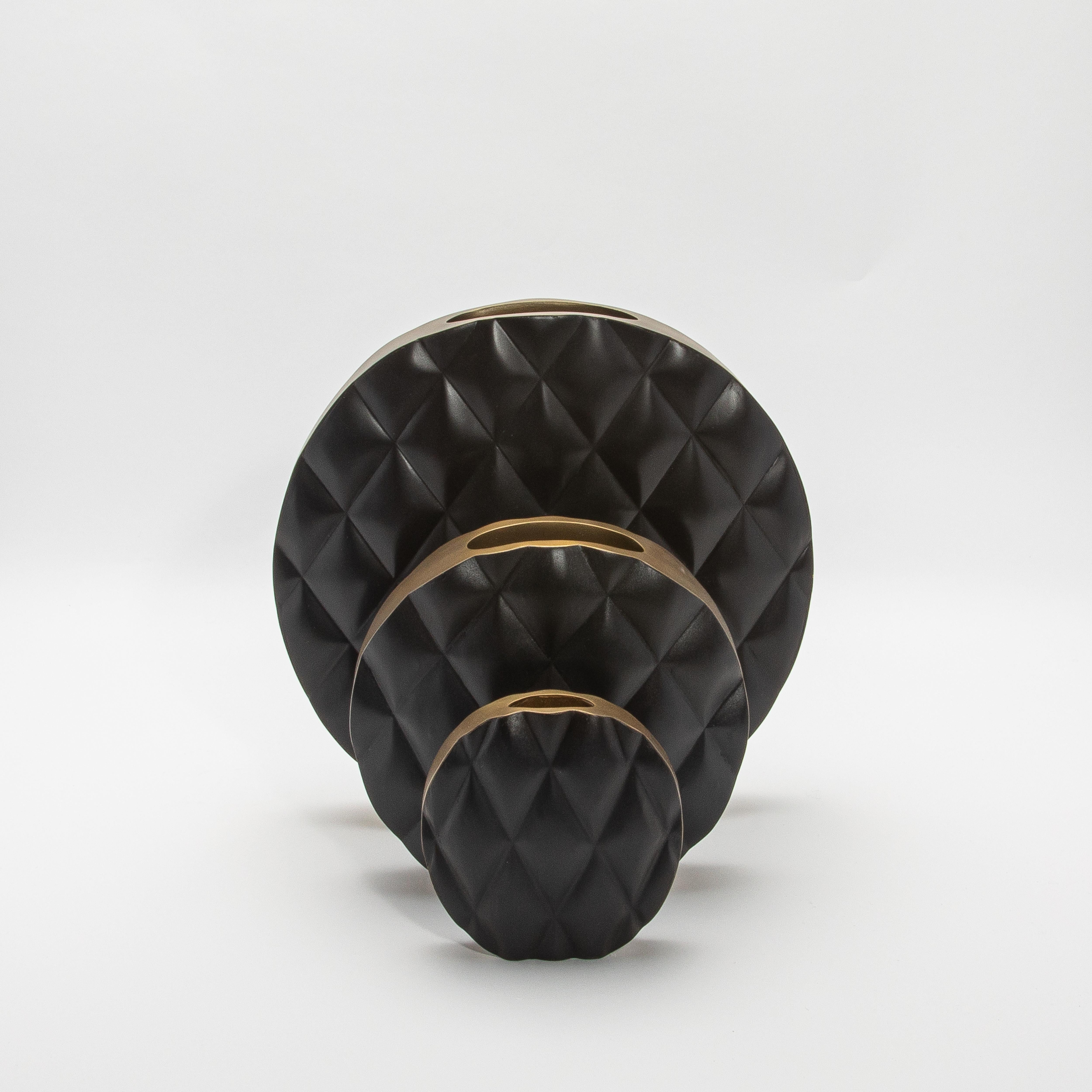 Moderne gesteppte Vase aus schwarzer Eiche mit Messingdetails von KIFU Paris im Angebot 2