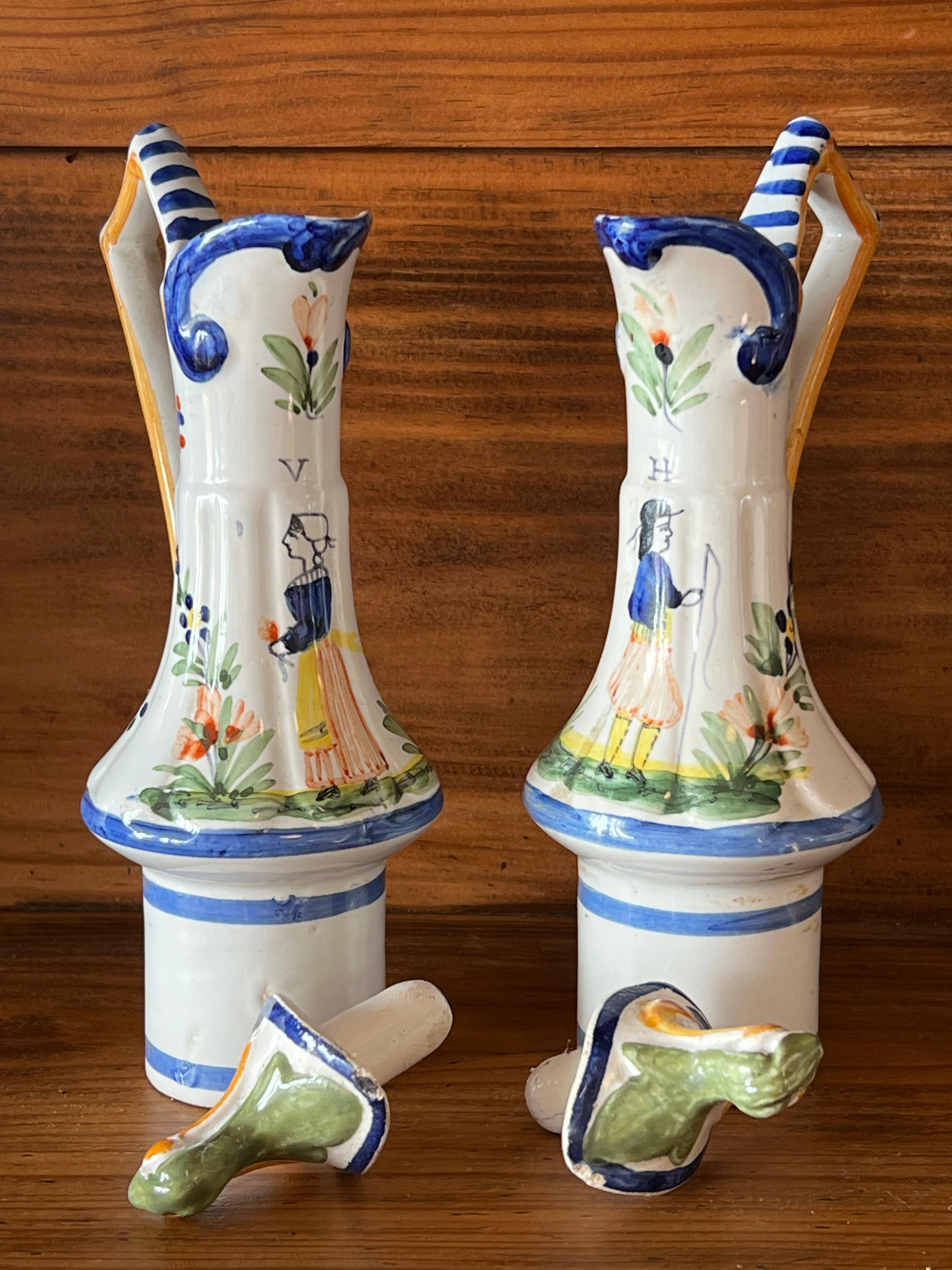 Quimper earthenware oil and vinegar cruet set, late 19th century For Sale 2