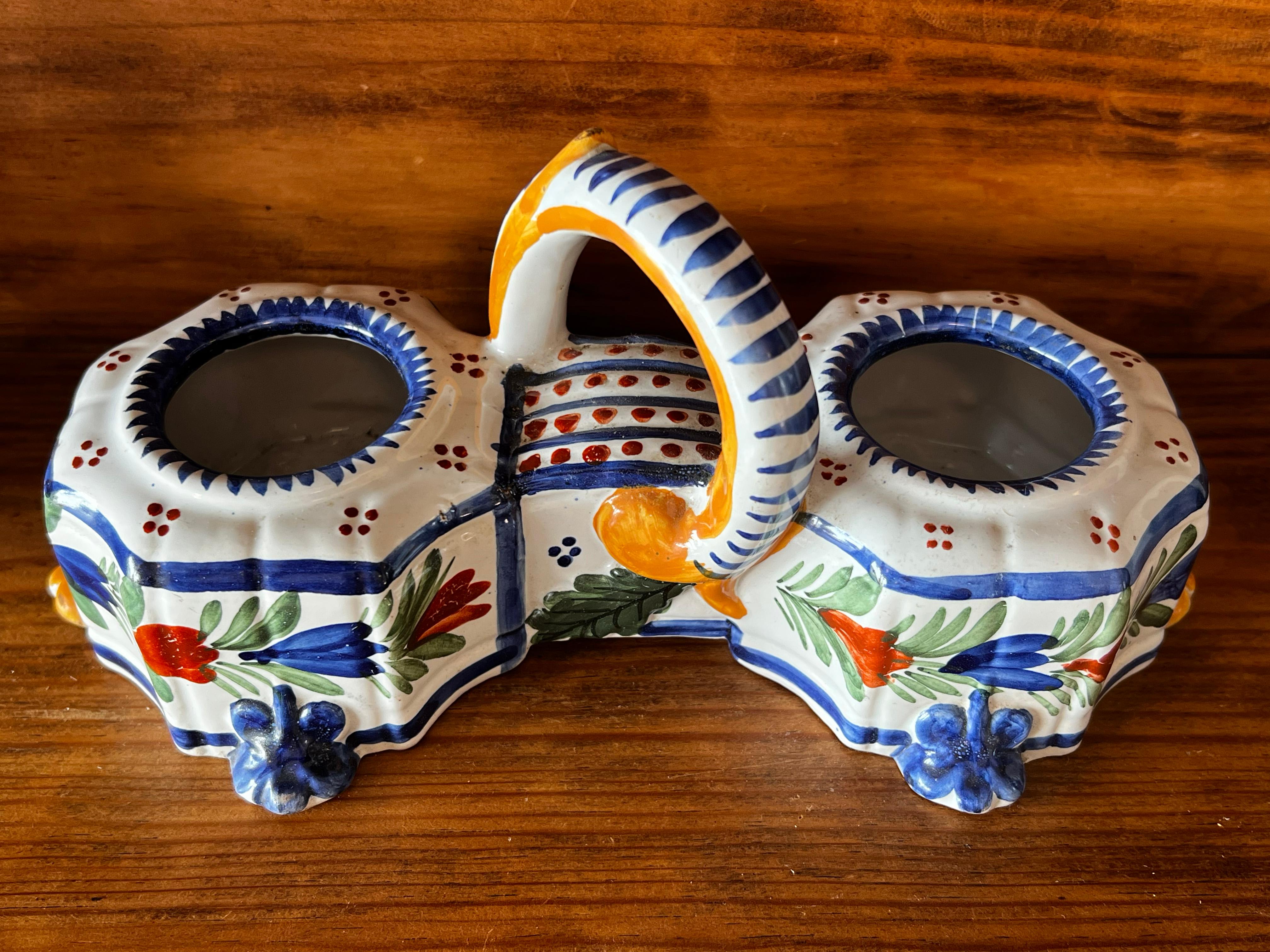 Quimper earthenware oil and vinegar cruet set, late 19th century For Sale 3
