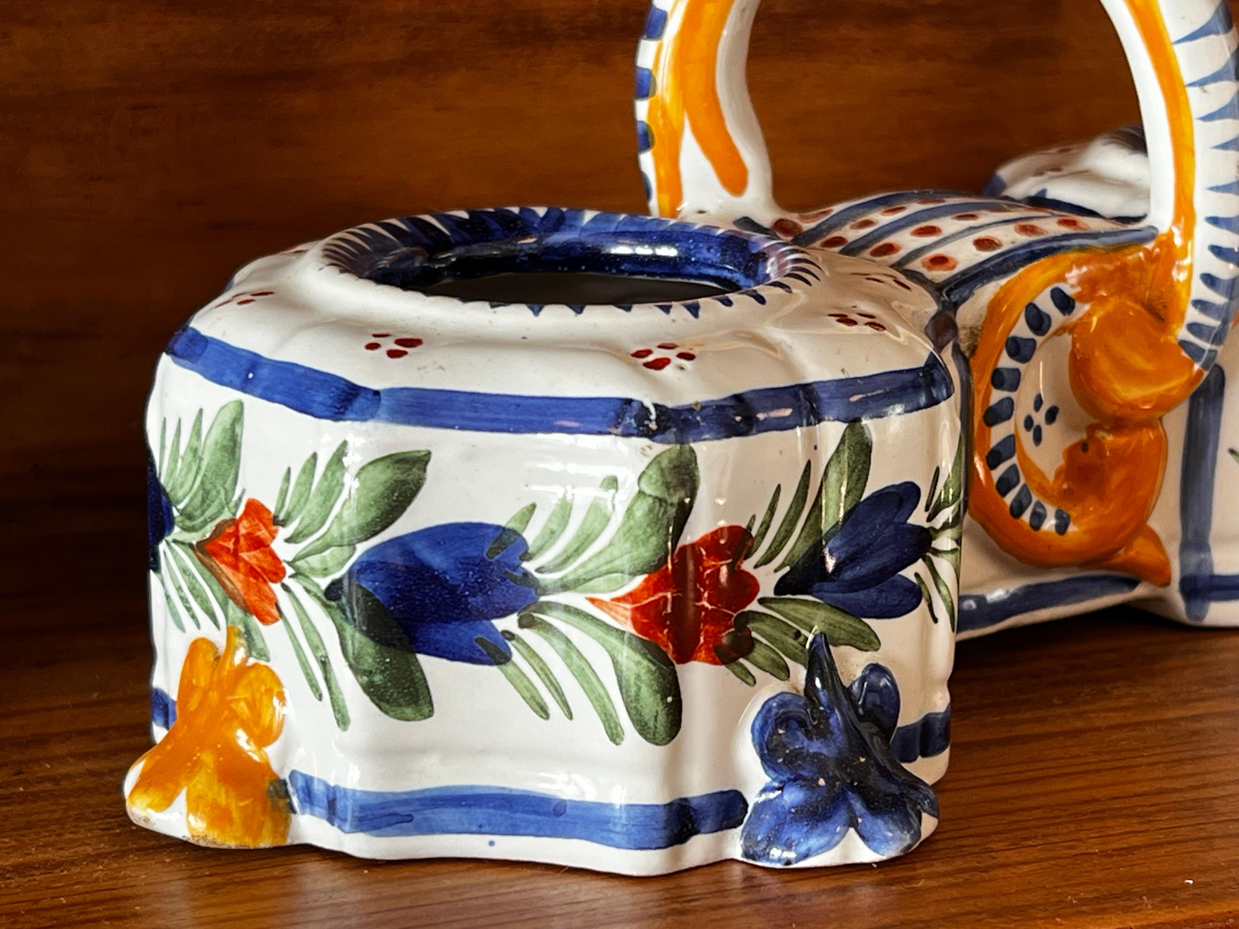 Quimper earthenware oil and vinegar cruet set, late 19th century For Sale 7