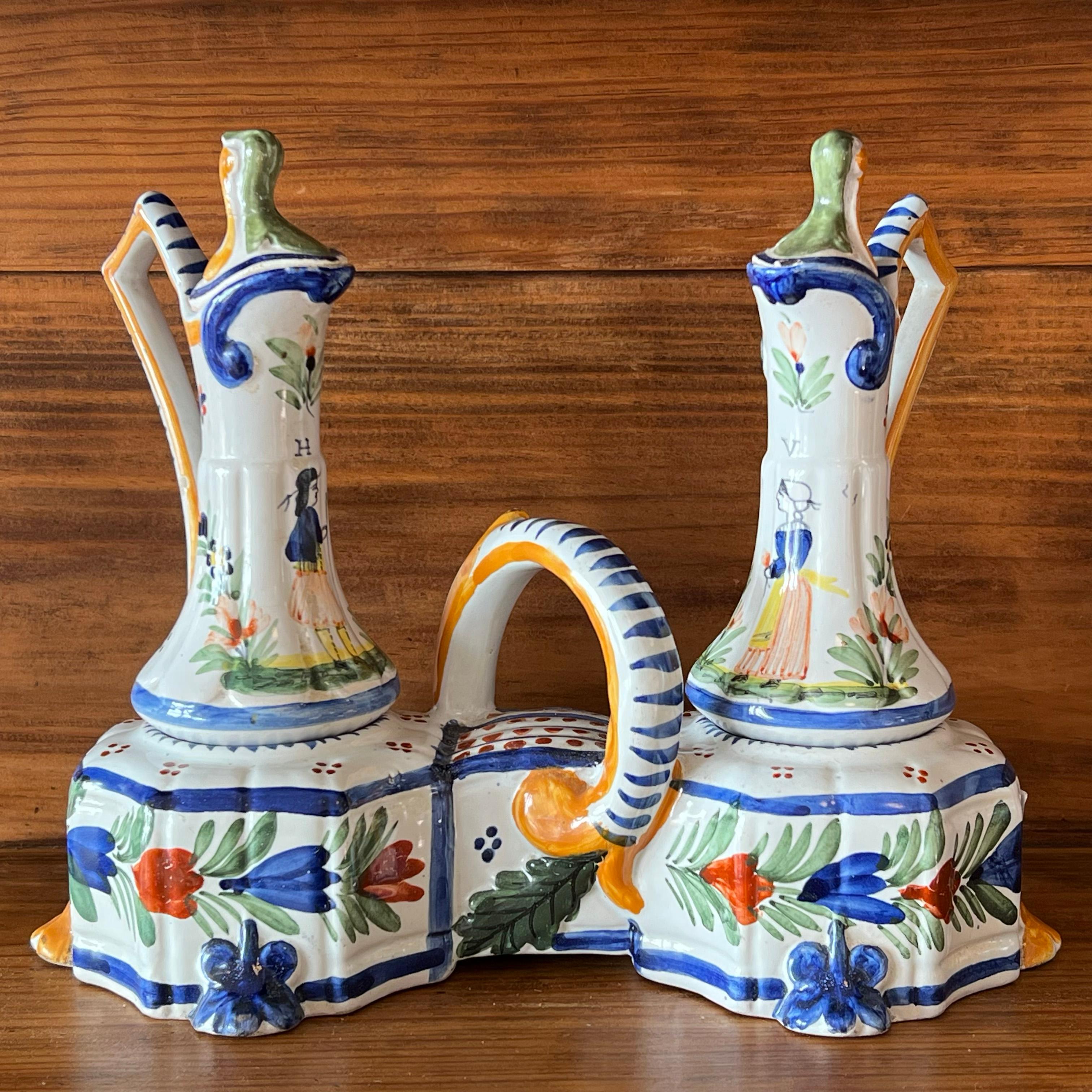 Quimper earthenware oil and vinegar cruet set, late 19th century In Good Condition For Sale In SAINT-YRIEIX-SUR-CHARENTE, FR