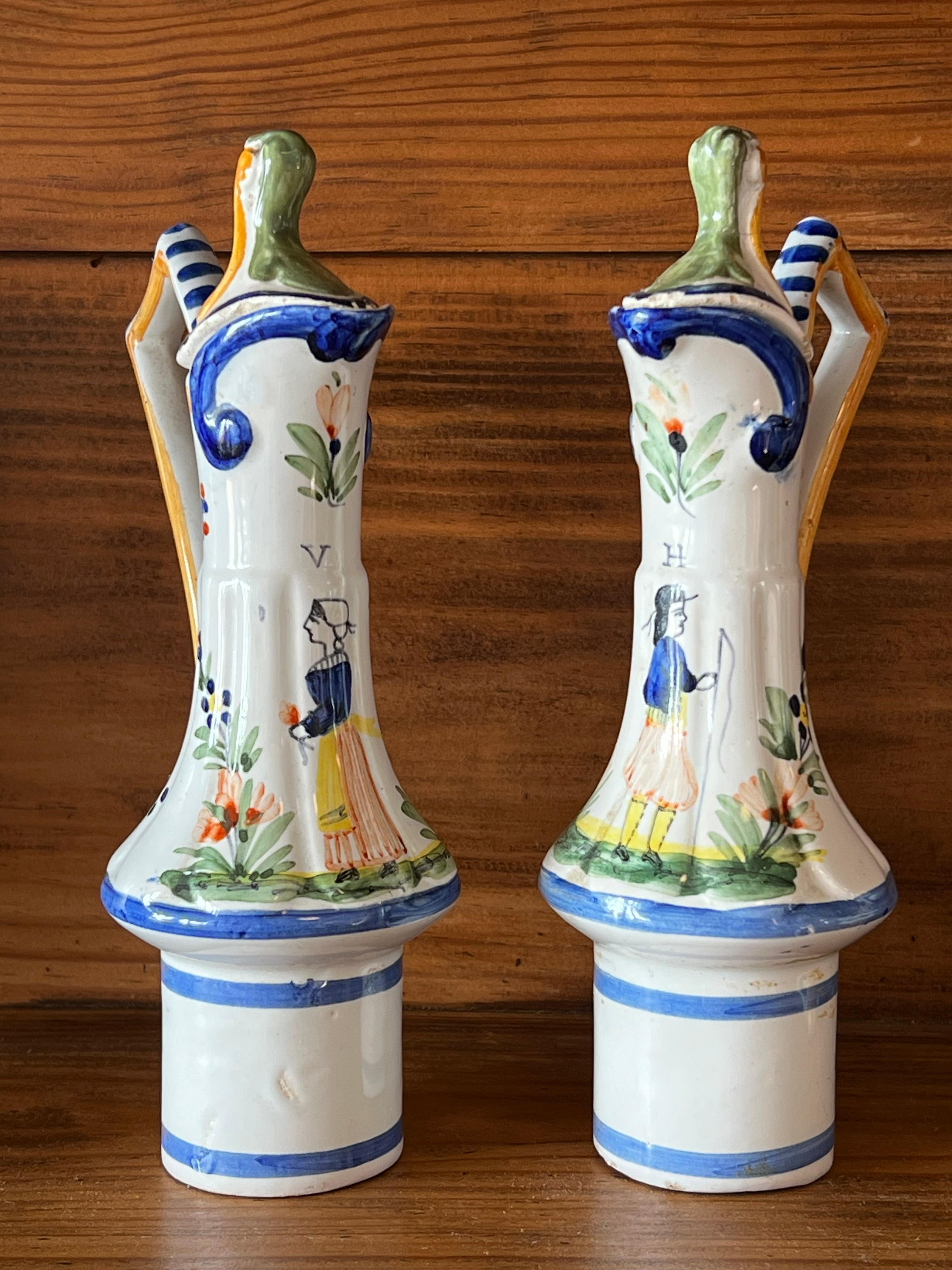 Quimper earthenware oil and vinegar cruet set, late 19th century For Sale 1