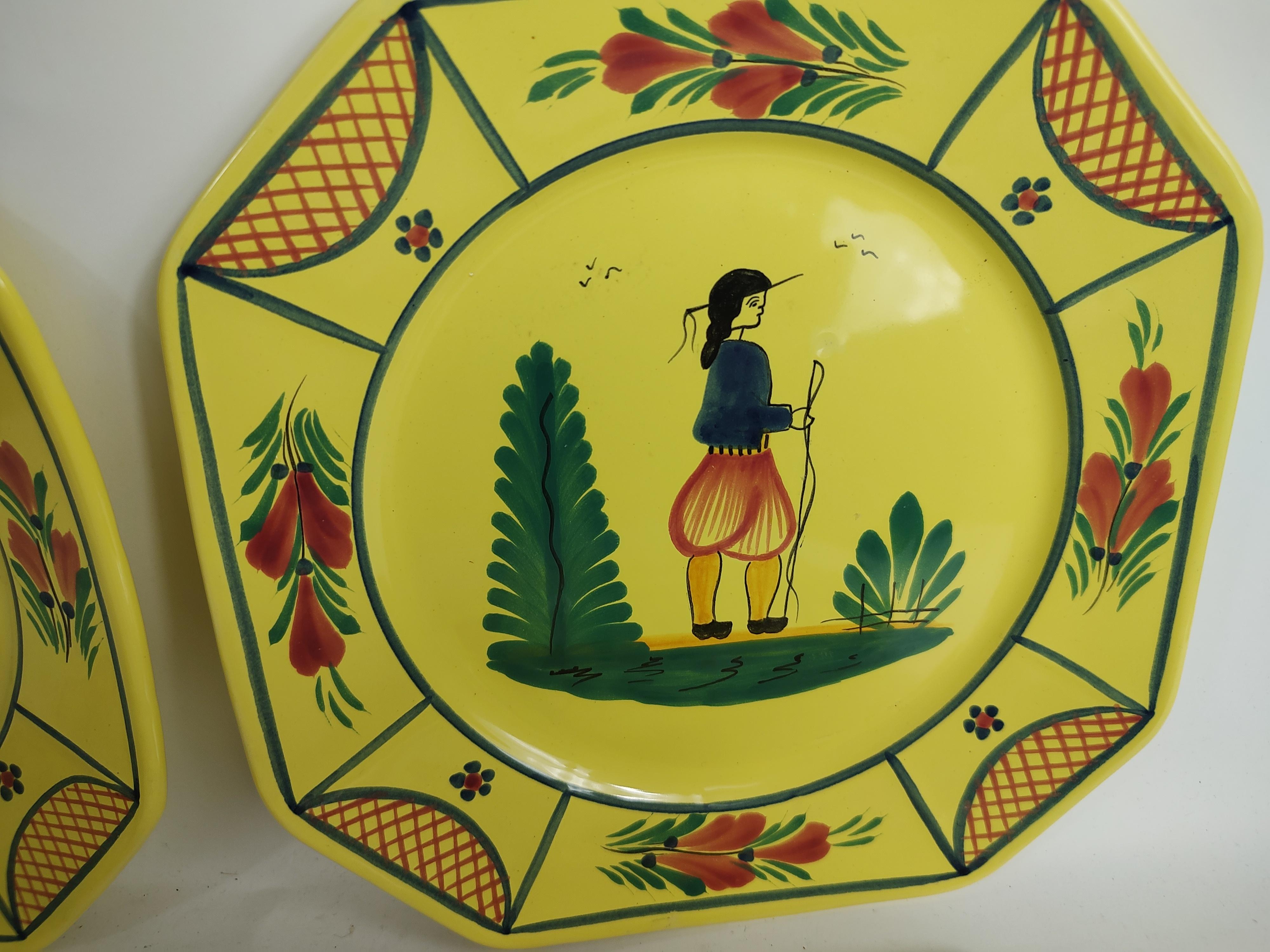 Late 20th Century Quimper Faience Set of 4 Dinner Plates France C1980 For Sale