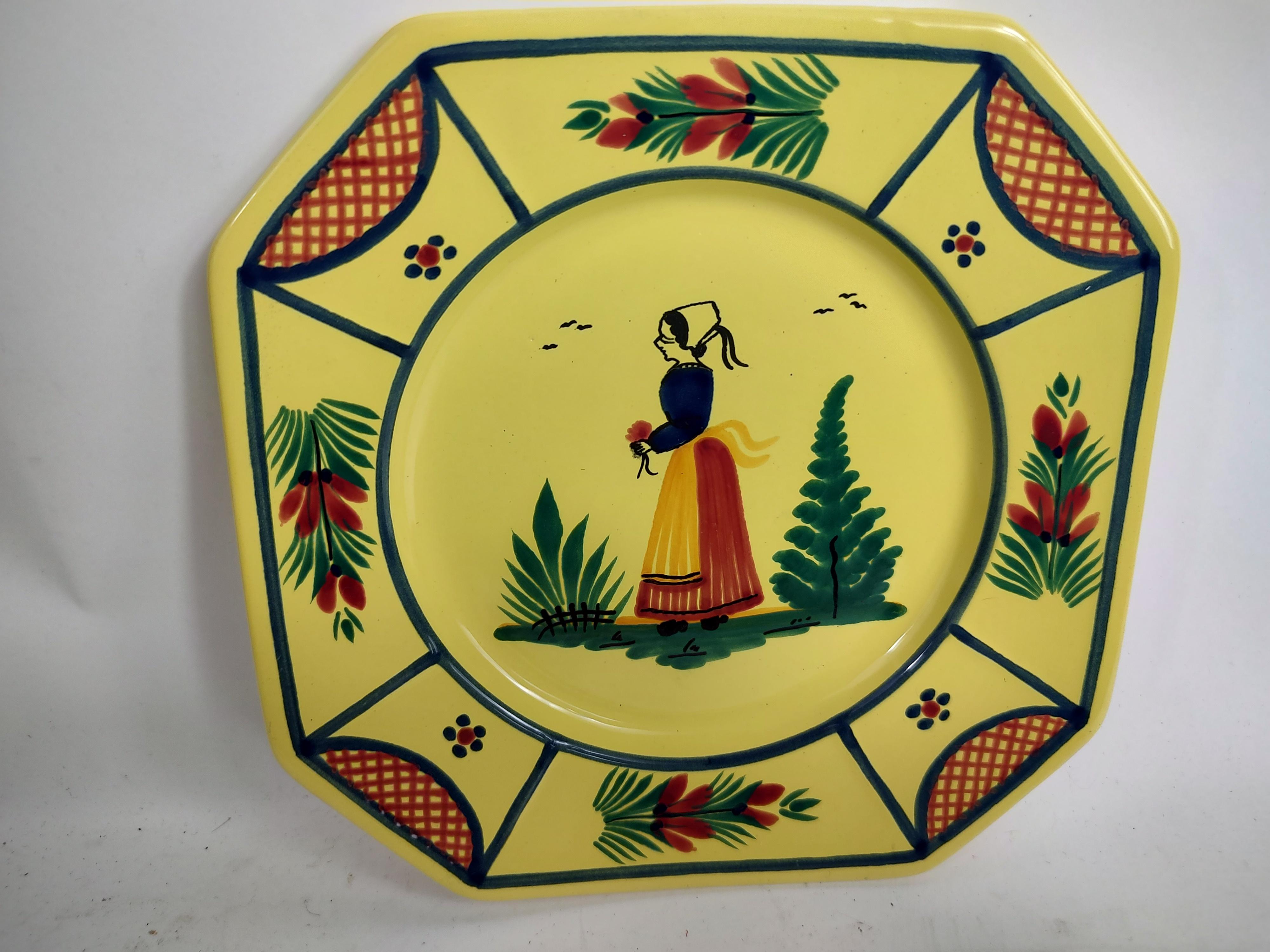 Quimper Faience Set of 4 Lunch Plates France, C1980 In Good Condition For Sale In Port Jervis, NY