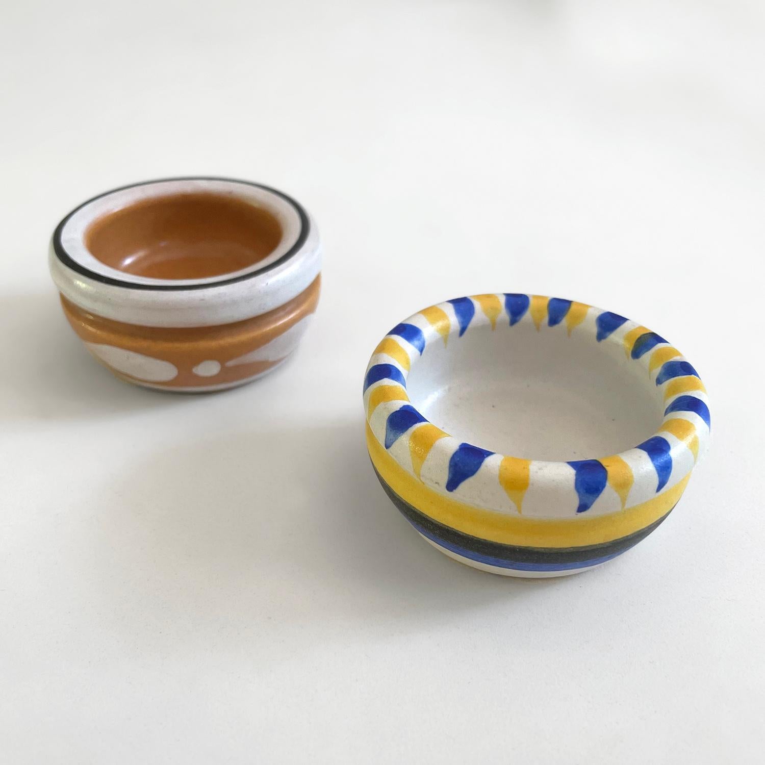 Quimper French Ceramic Pottery Salt & Pepper Pinch Bowls  In Good Condition For Sale In Los Angeles, CA