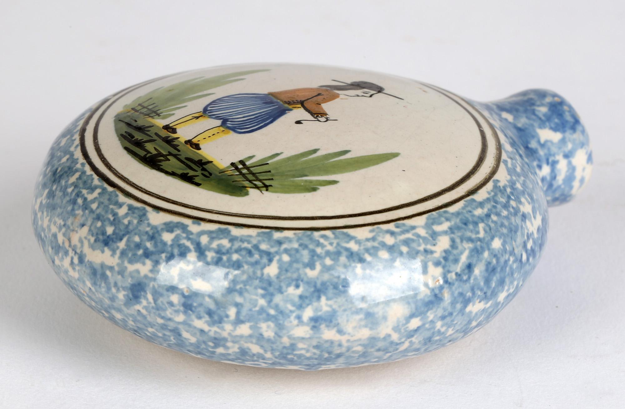 Frasco de Quimper Faience Pottery francés pintado a mano en venta 3