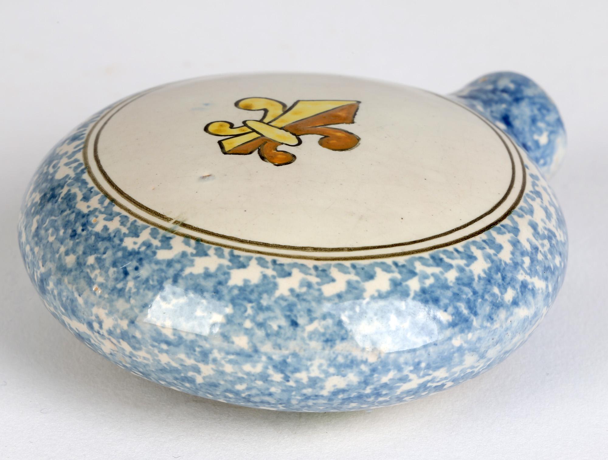 Frasco de Quimper Faience Pottery francés pintado a mano Provincial francés en venta